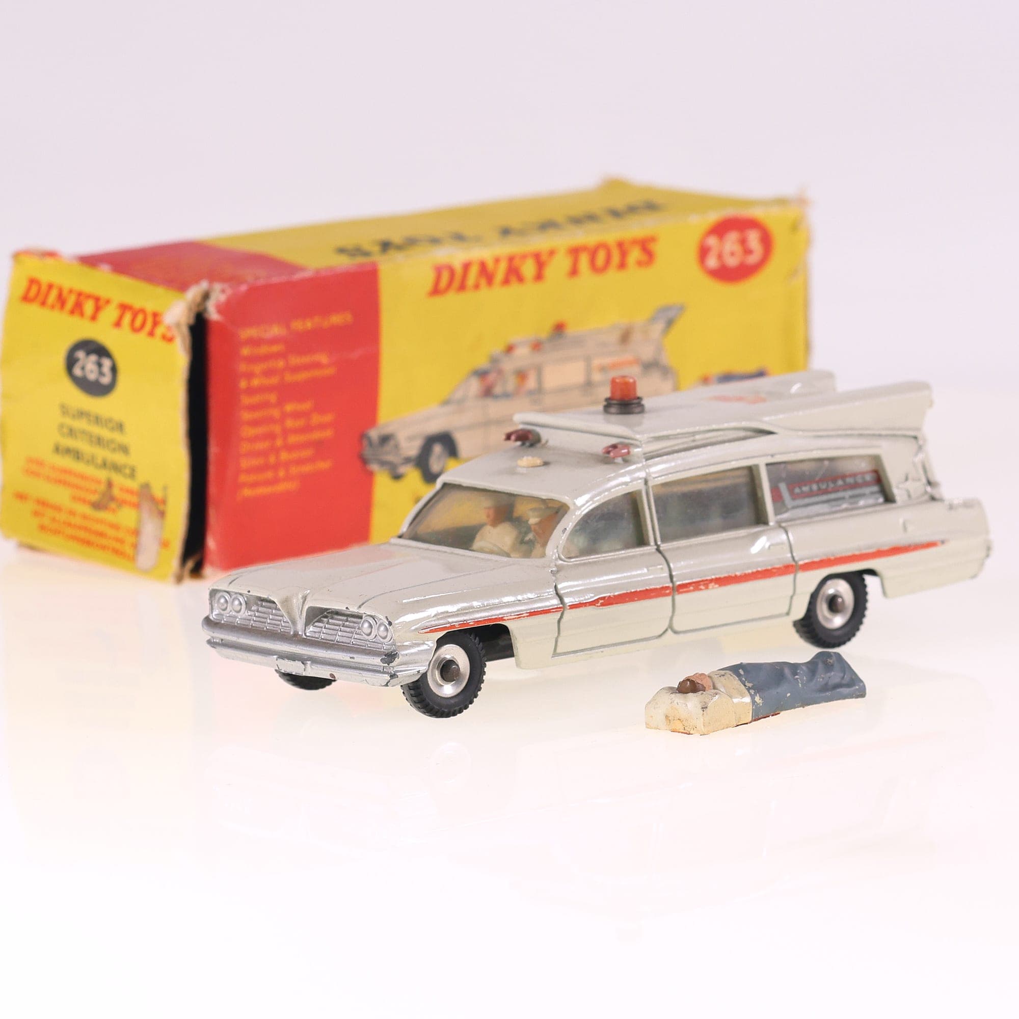 Dinky Toys n°263 Cadillac Superior Criterion Ambulance 1/43 état B en boîte