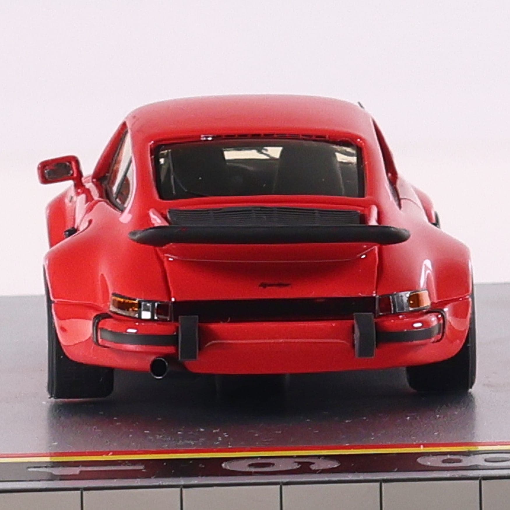 Miniatures du Château Porsche 911 Turbo 1981 1/43 Rouge état A avec boîte état C — miniature 5