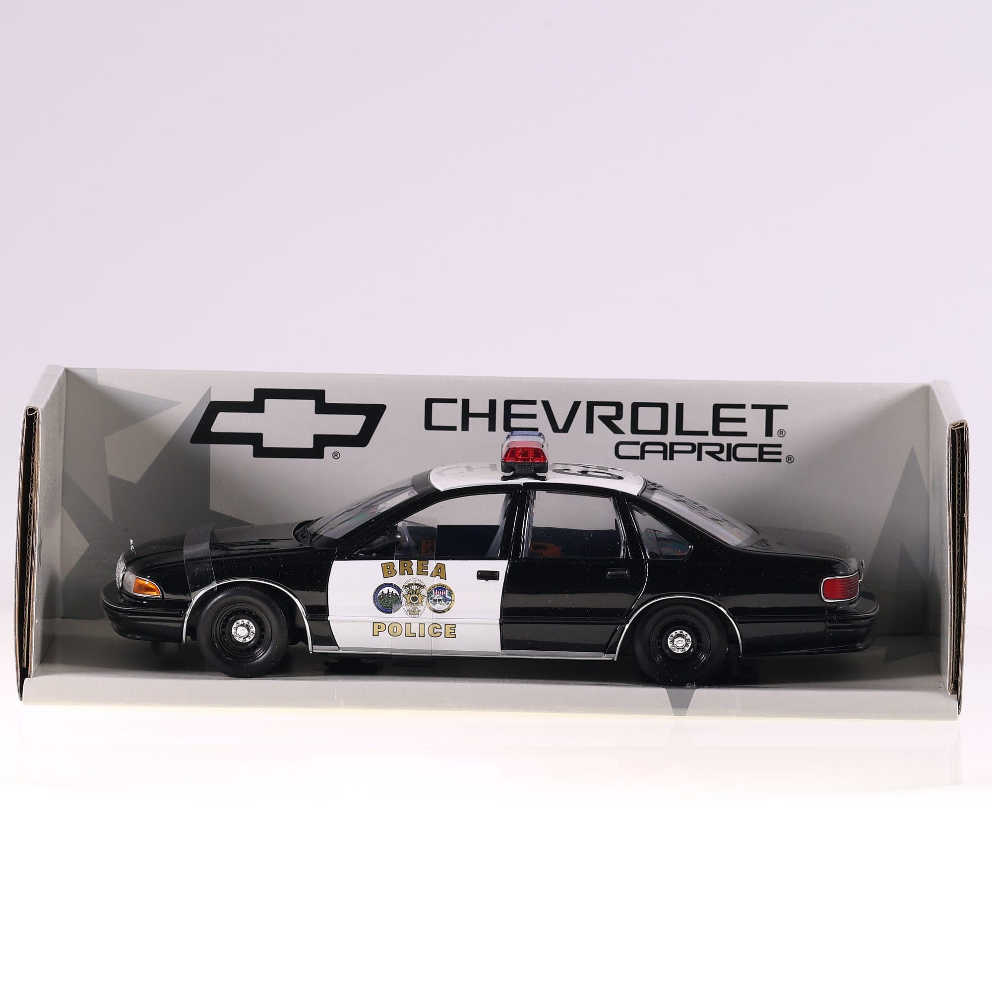UT models UT0597 Chevrolet Caprice saloon california police car #64 1/18 Noir av — miniature 6