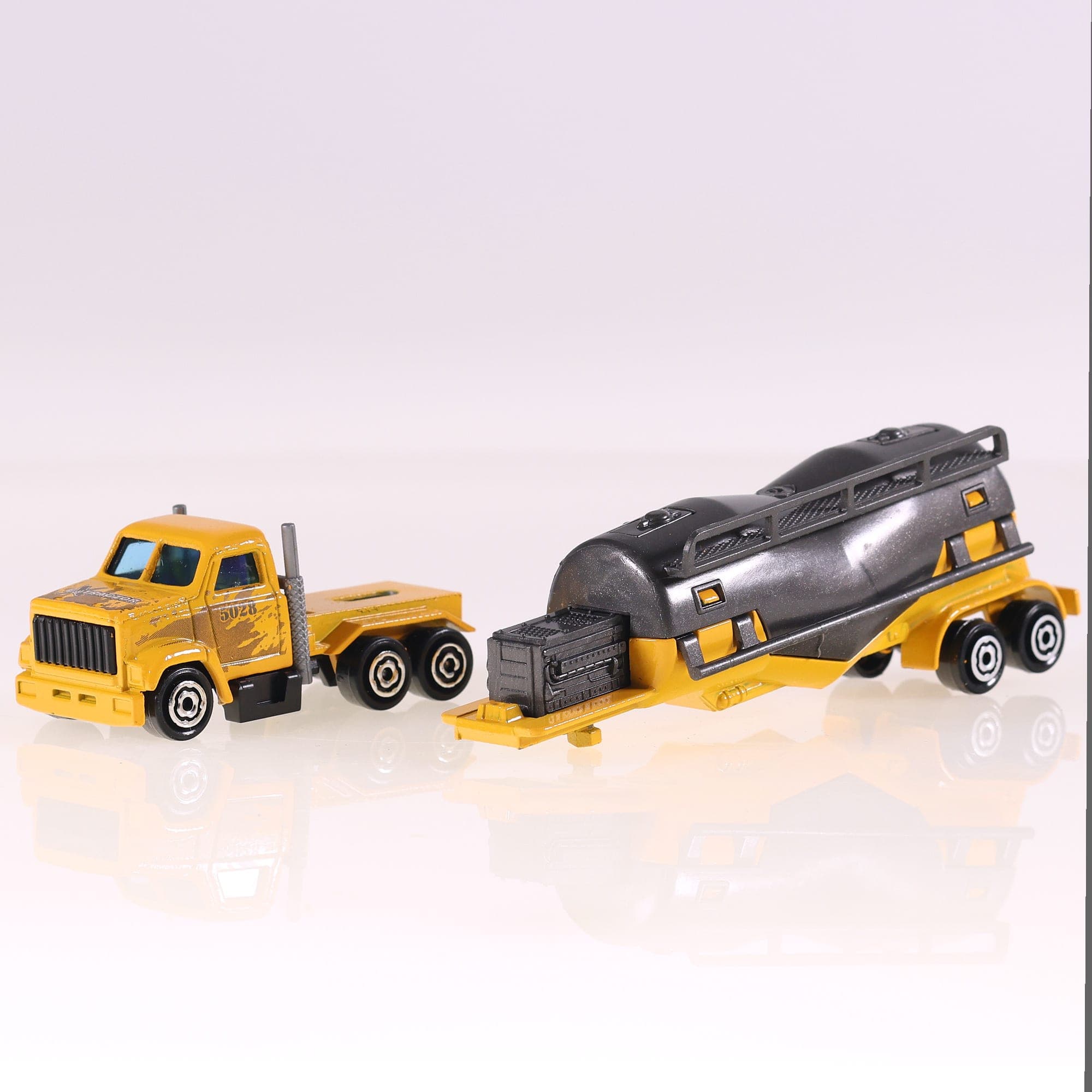 Majorette ECE Camion citerne semi-remorque #5028 1/64 Bicolore avec boîte — miniature 2