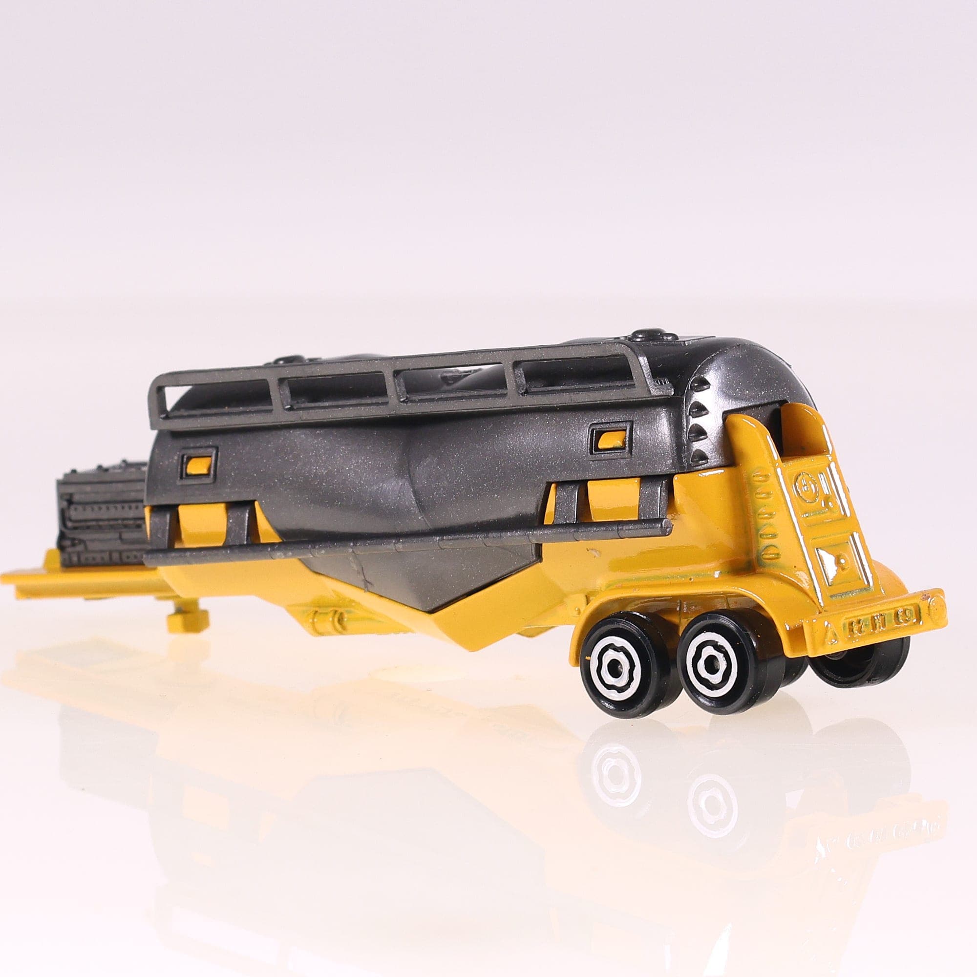 Majorette ECE Camion citerne semi-remorque #5028 1/64 Bicolore avec boîte — miniature 12