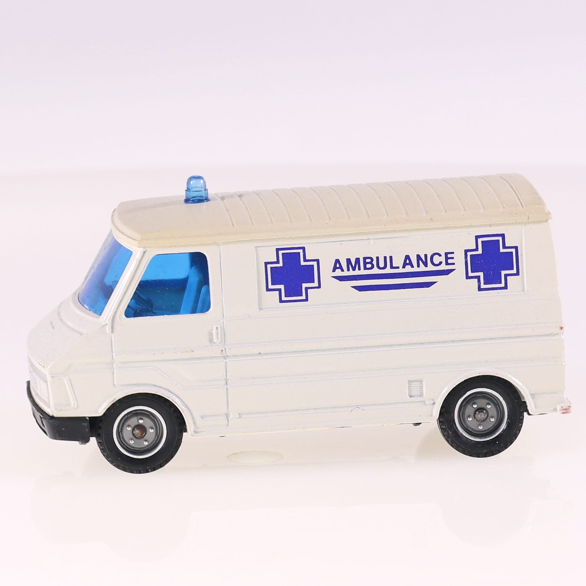 Solido n°2116 Citroën C 35 Ambulance 1/50 Blanc avec boîte — miniature 2