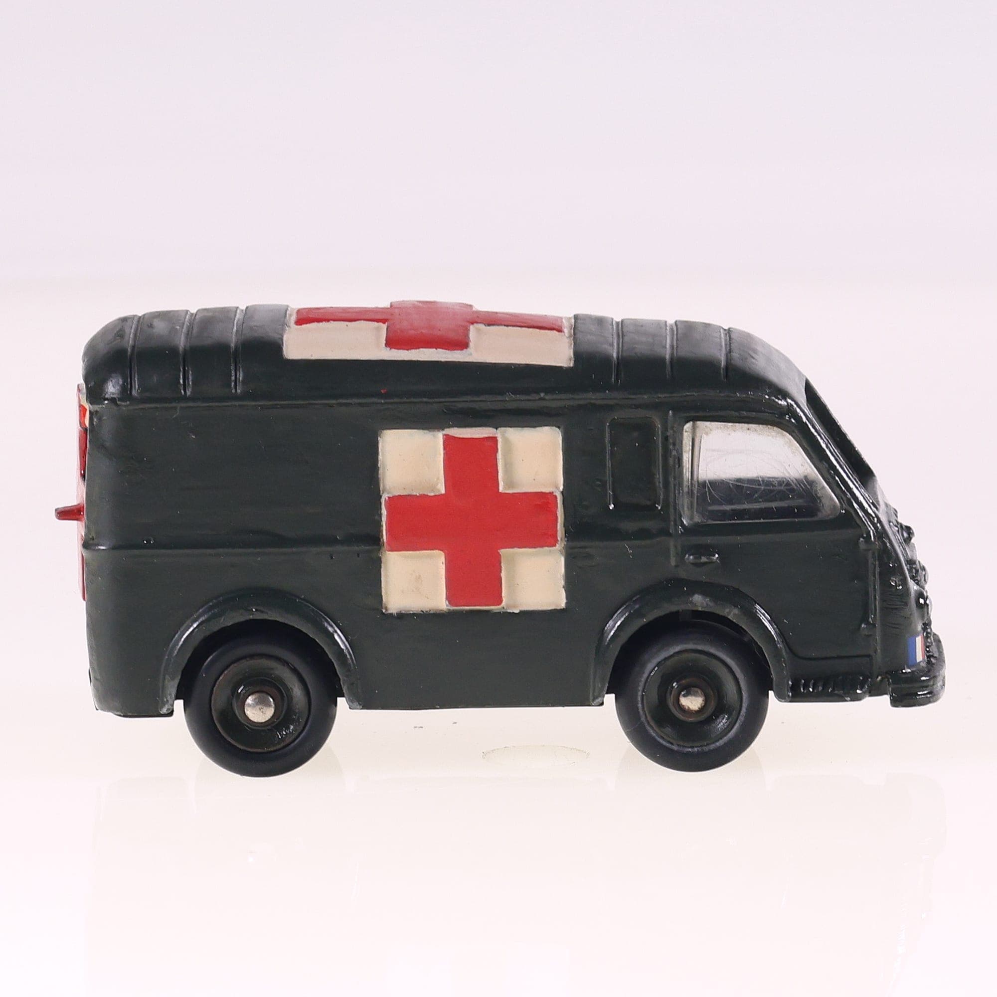 Dinky Toys 80F Renault Carrier Ambulance Militaire  1/43 repeint en boîte repro — miniature 10