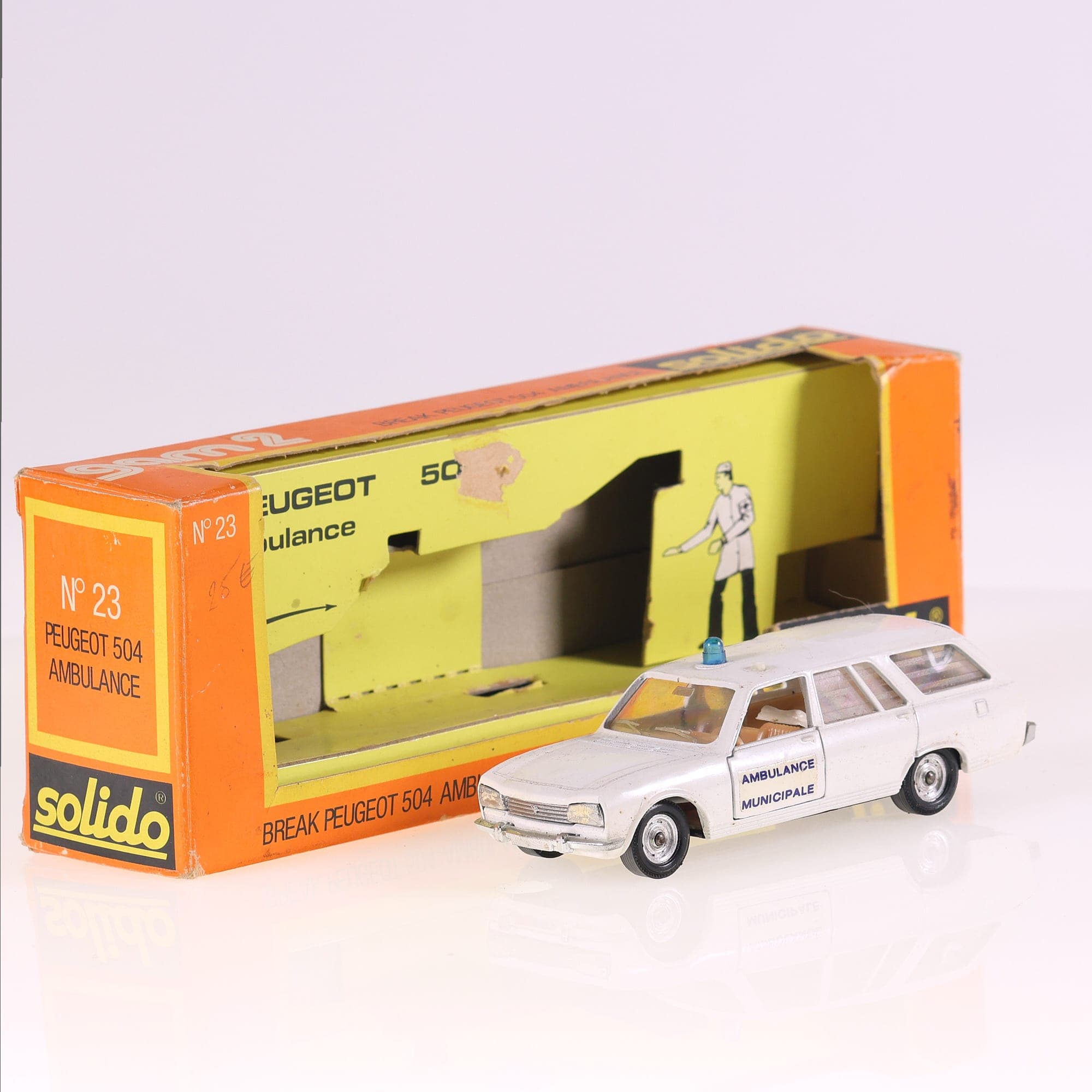 Solido n°23 Peugeot Break 504 Ambulance 1/43 Blanc avec boîte — photo 1