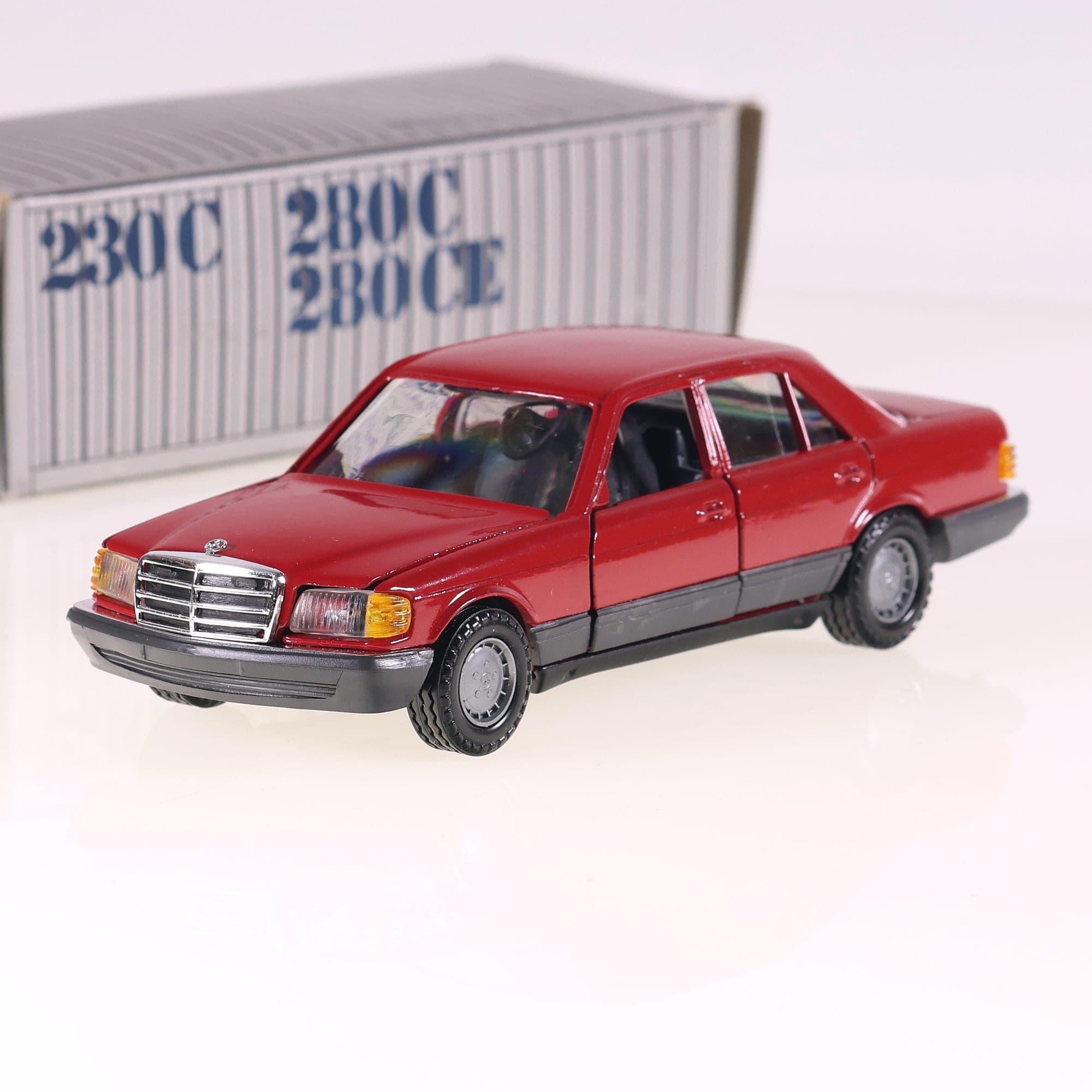 NZG n°281 Mercedes-Benz 280  1/35 Rouge avec boîte — photo 1
