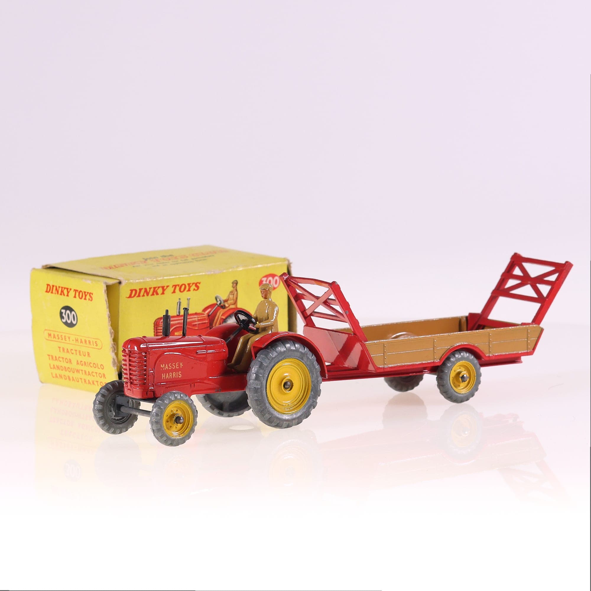 Dinky Toys 300 Tracteur Massey-Harris avec remorque épandeur 1/43 état A boite