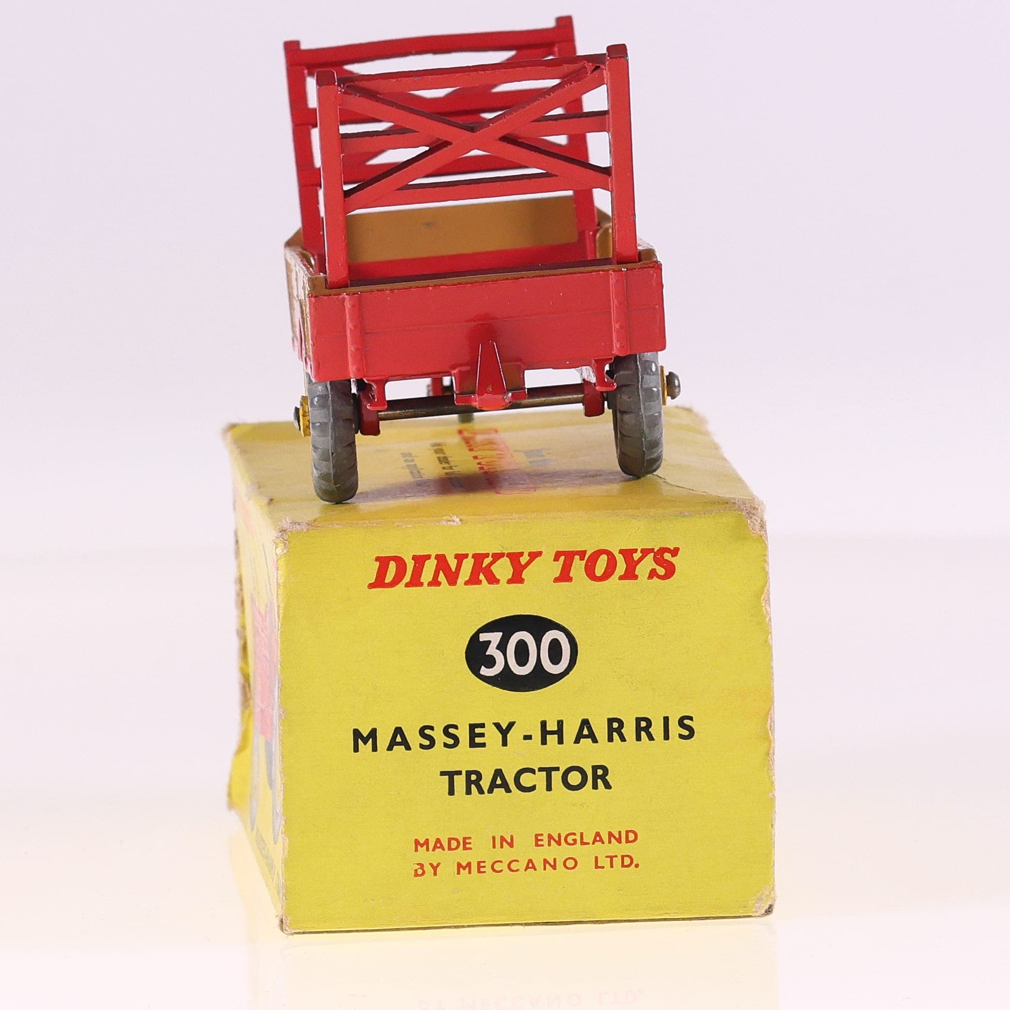 Dinky Toys 300 Tracteur Massey-Harris avec remorque épandeur 1/43 état A boite — miniature 3