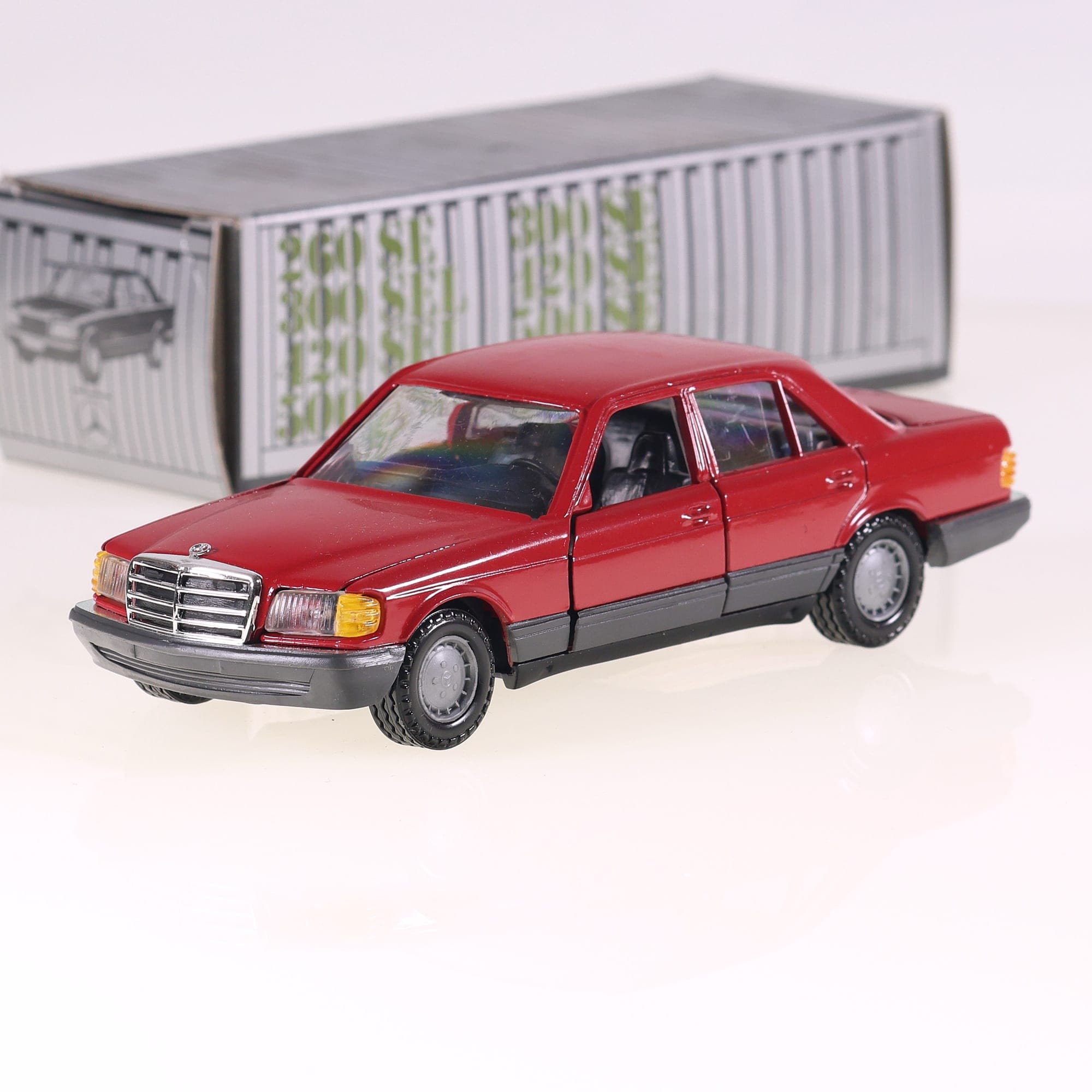 NZG 281 Mercedes-Benz 281 1/35 rouge et grise avec boîte