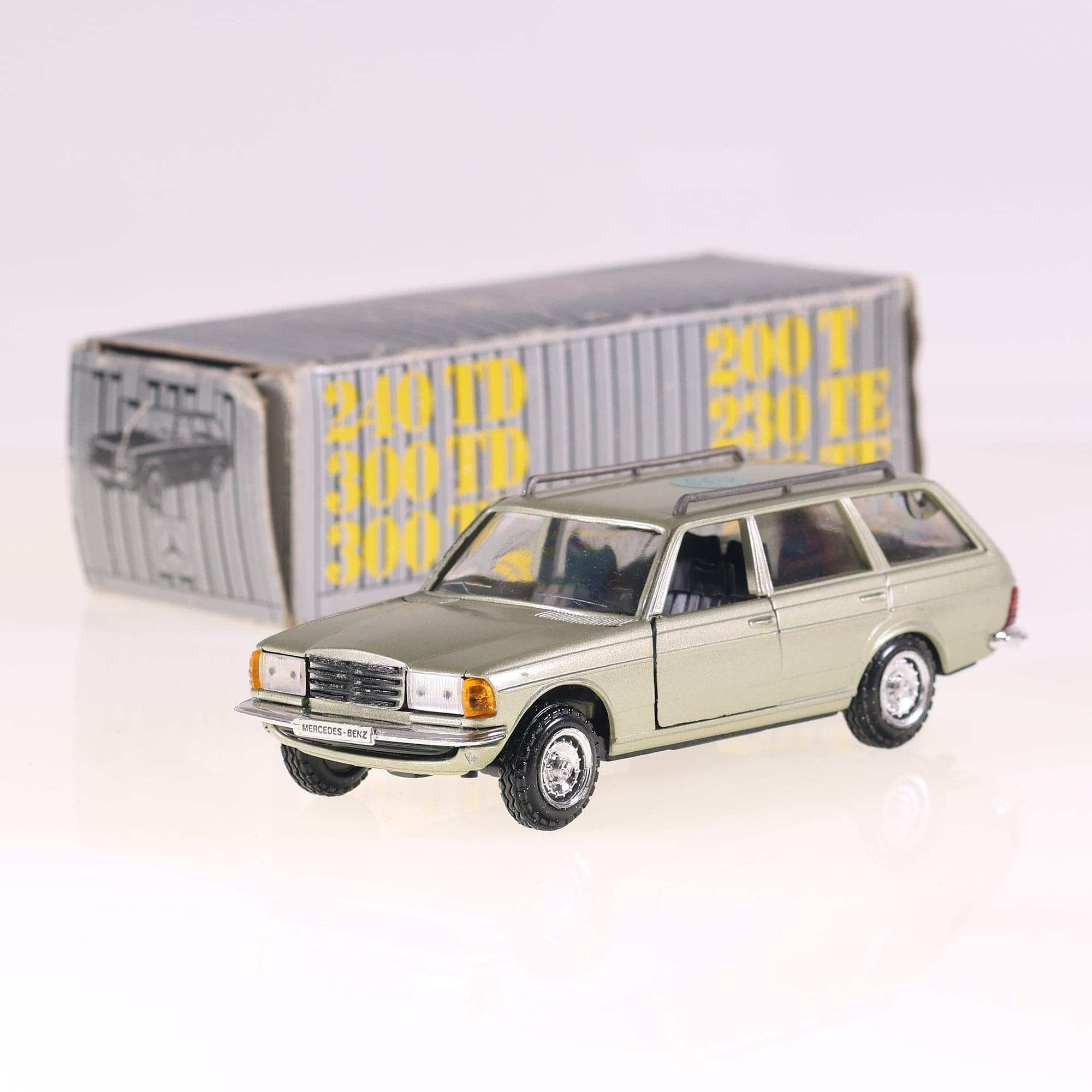 Conrad n°1502 Mercedes-Benz T - 240TD 230T 300TD 1/35 Crème ( manque le sigle )  — photo 1