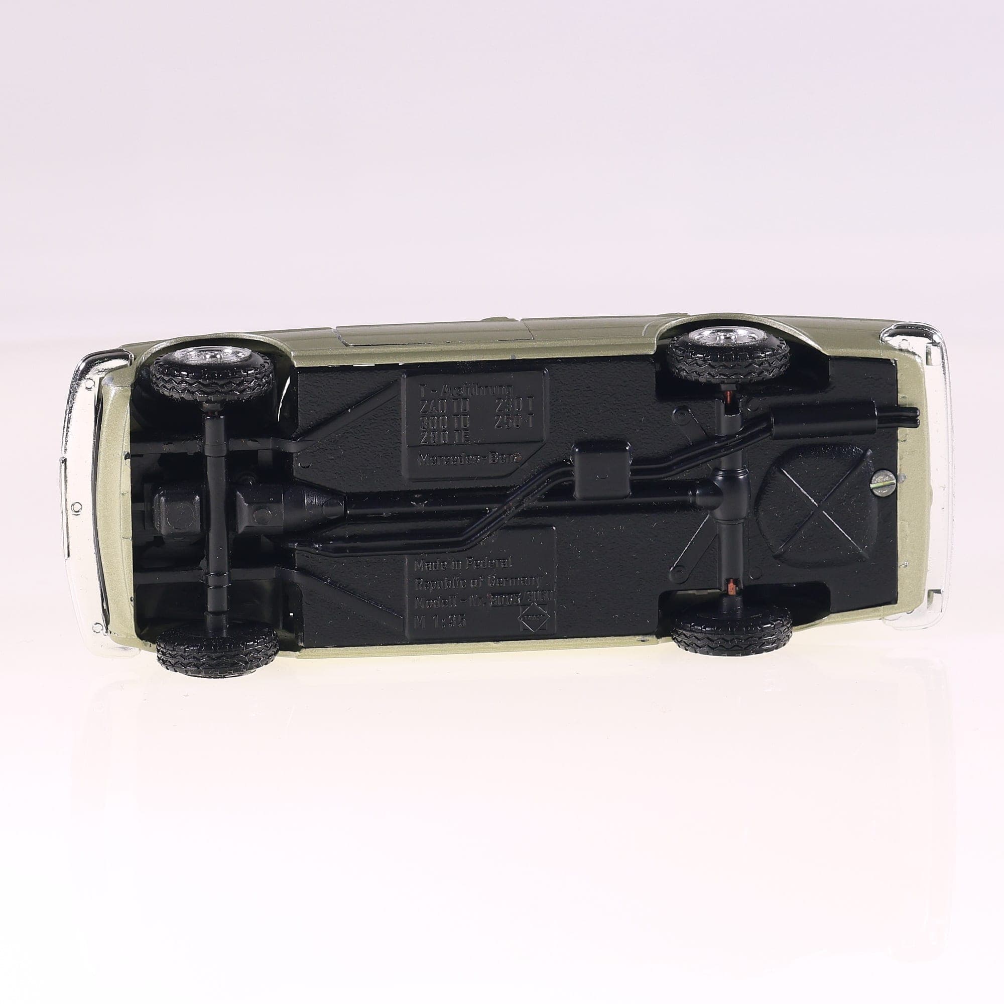 Conrad n°1502 Mercedes-Benz T - 240TD 230T 300TD 1/35 Crème ( manque le sigle )  — miniature 14