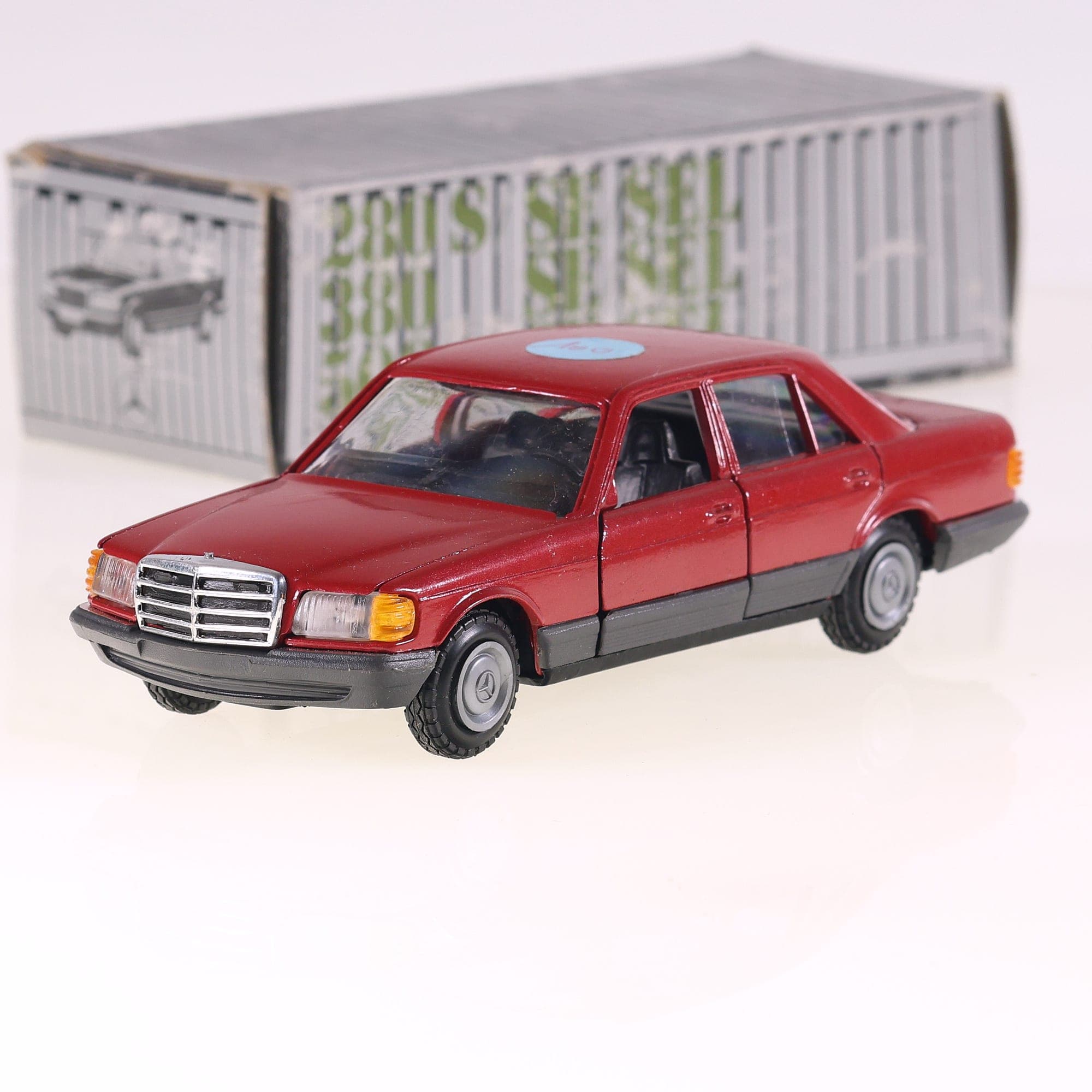 NZG Mercedes-Benz 280 380 500 SE/SEL (W126) 1/35 rouge métallisé Grade B avec bo