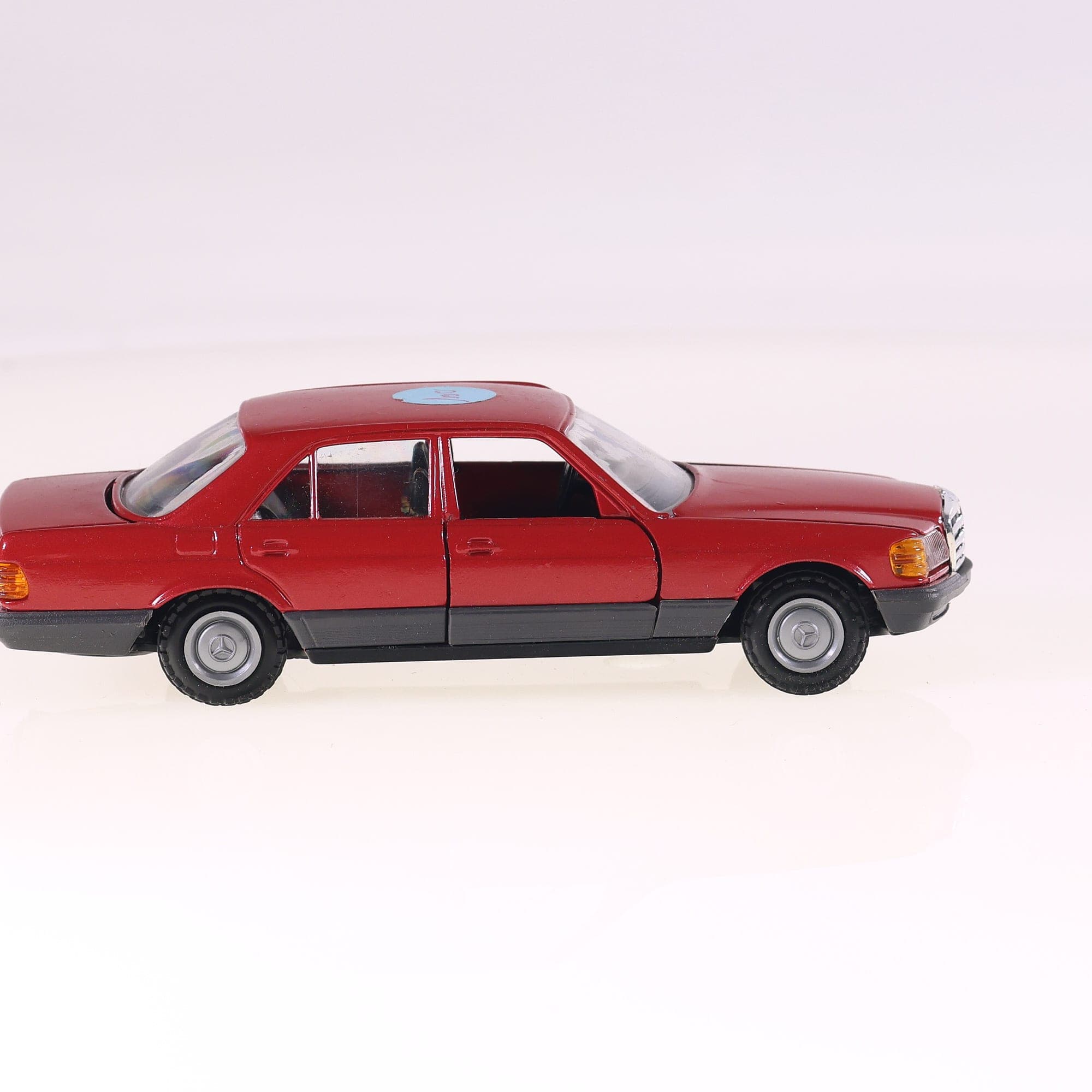 NZG Mercedes-Benz 280 380 500 SE/SEL (W126) 1/35 rouge métallisé Grade B avec bo — miniature 10