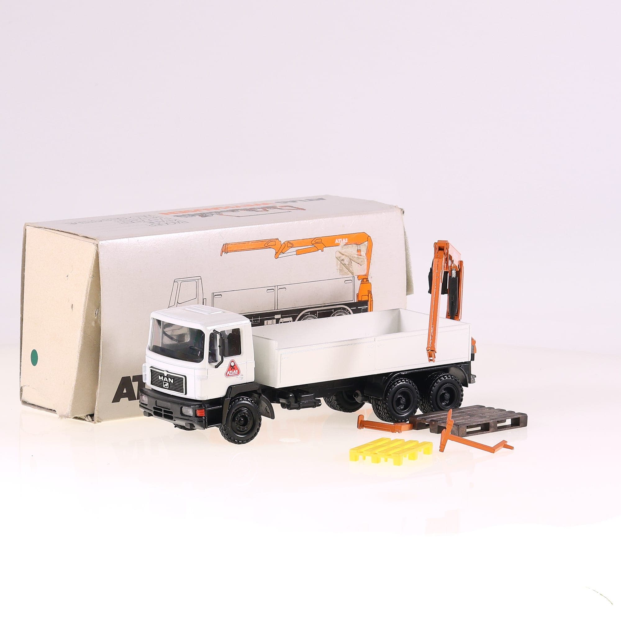 Conrad MAN Camion benne avec grue Atlas cassé 1/50 Blanc