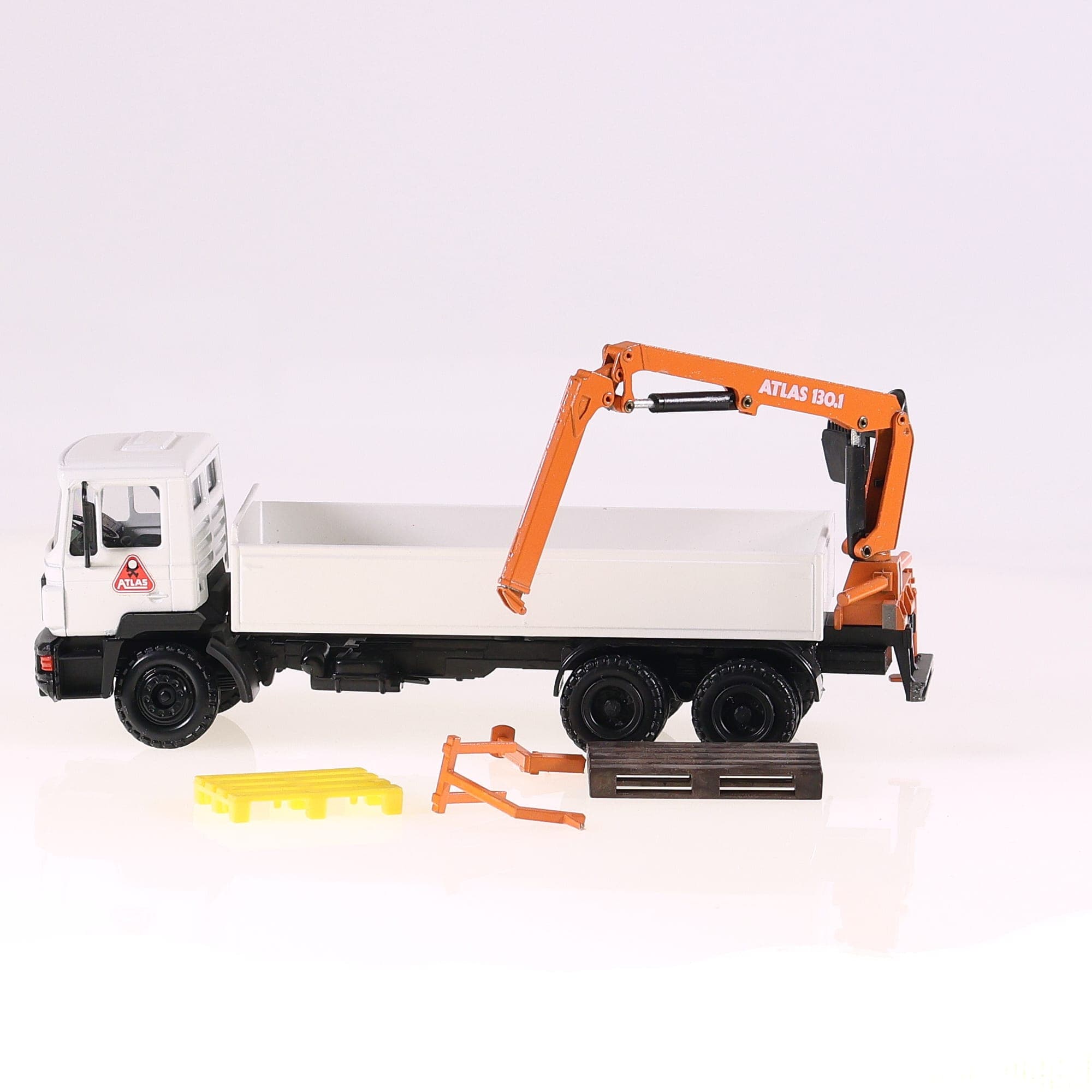 Conrad MAN Camion benne avec grue Atlas cassé 1/50 Blanc — miniature 3