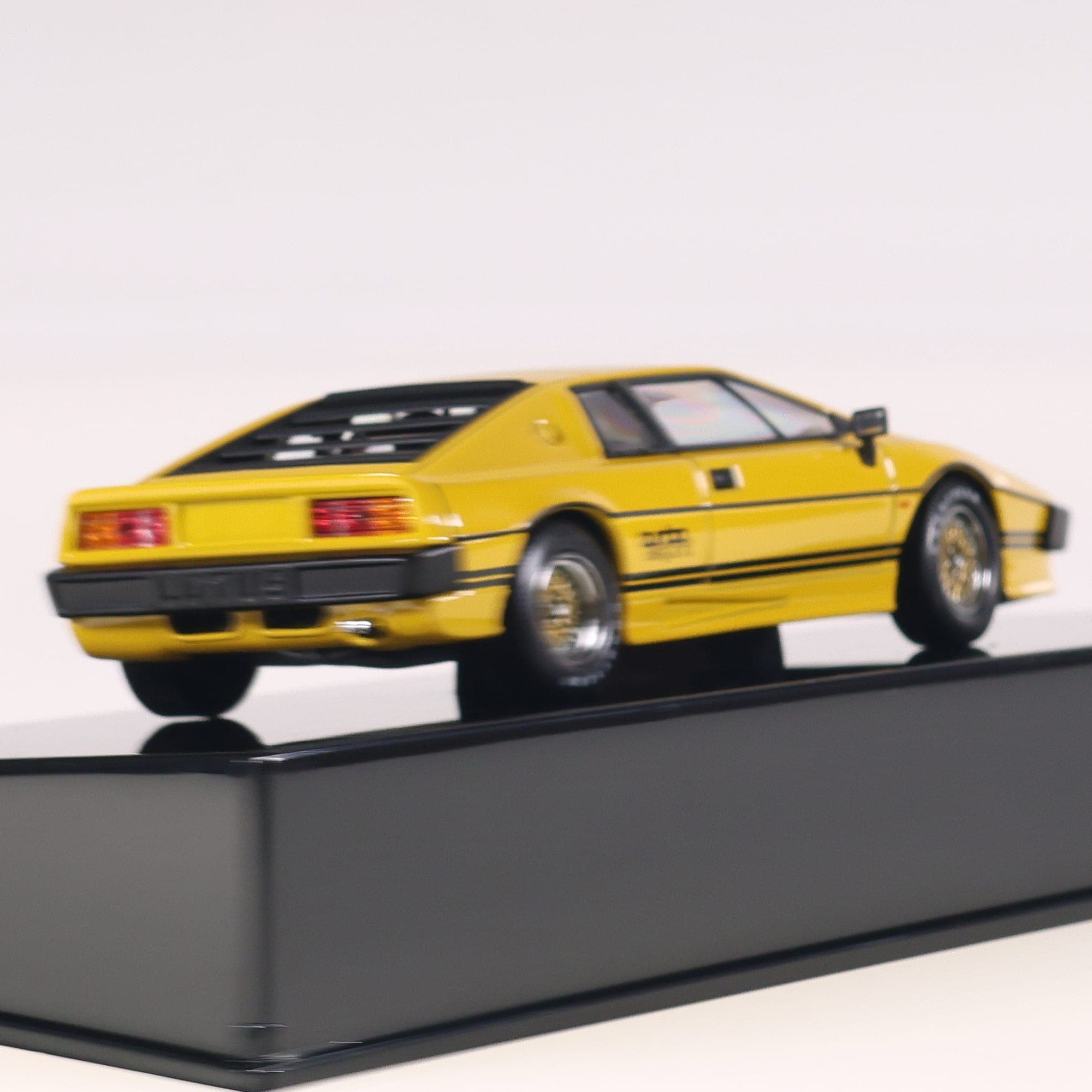 AutoArt Lotus Esprit Turbo 1/43 Jaune citron avec boîte — miniature 6