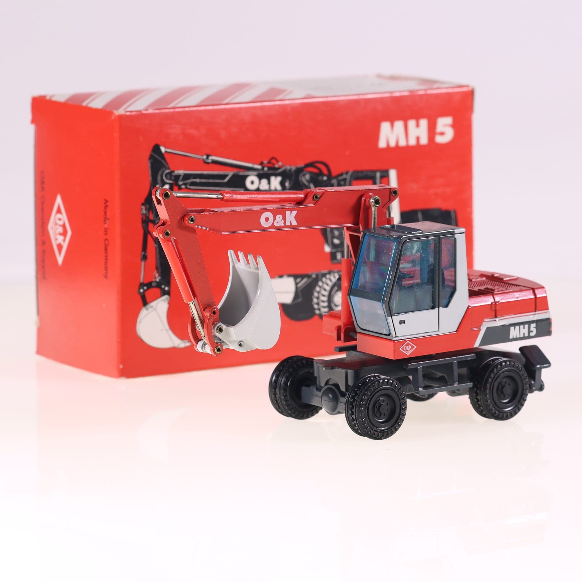 NZG n° 333 MH 5 O&K - Pelleteuse 1/50 Rouge avec boîte
