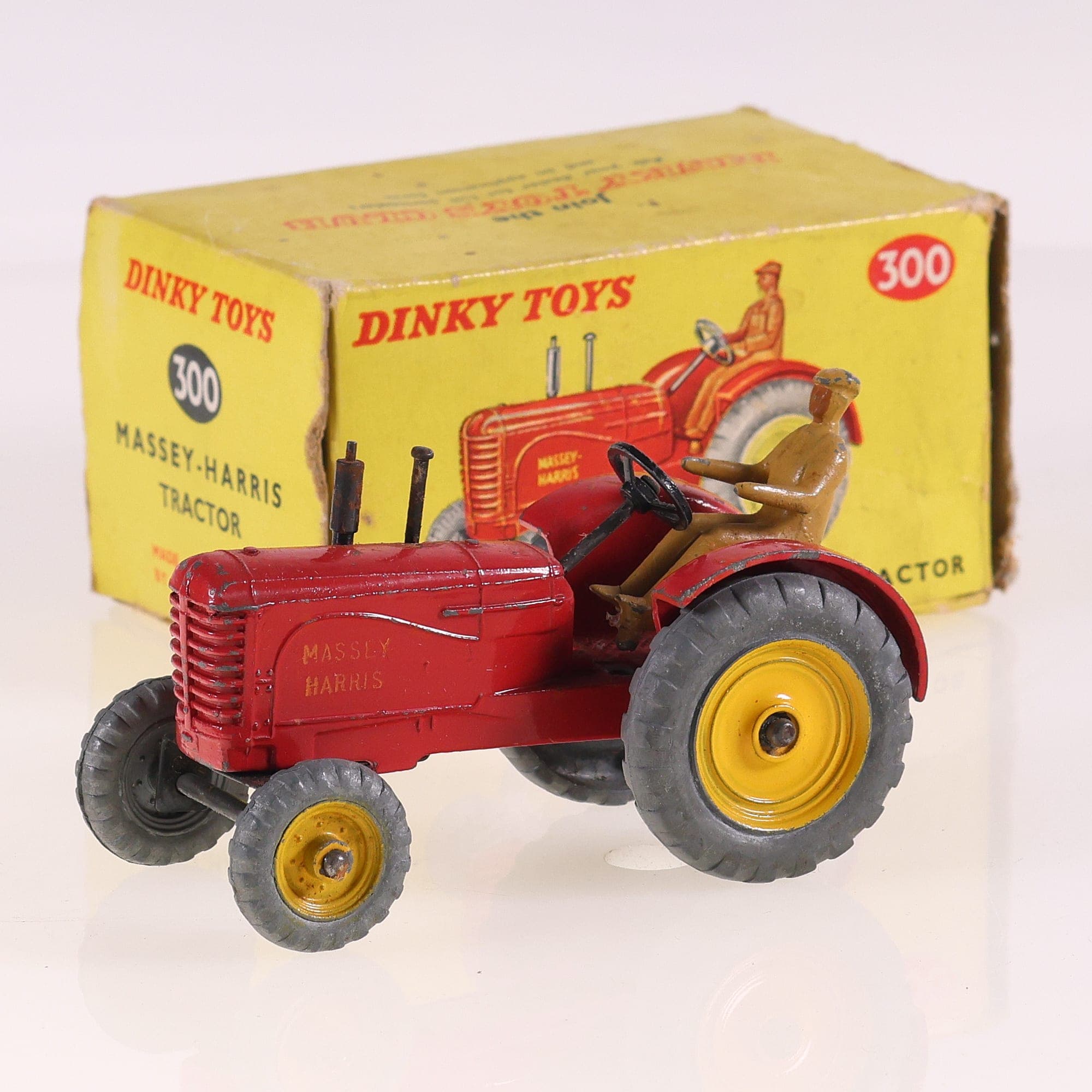 Dinky Toys 300 Massey-Harris Tractor 1/43 Rouge Grade B avec boîte — photo 1