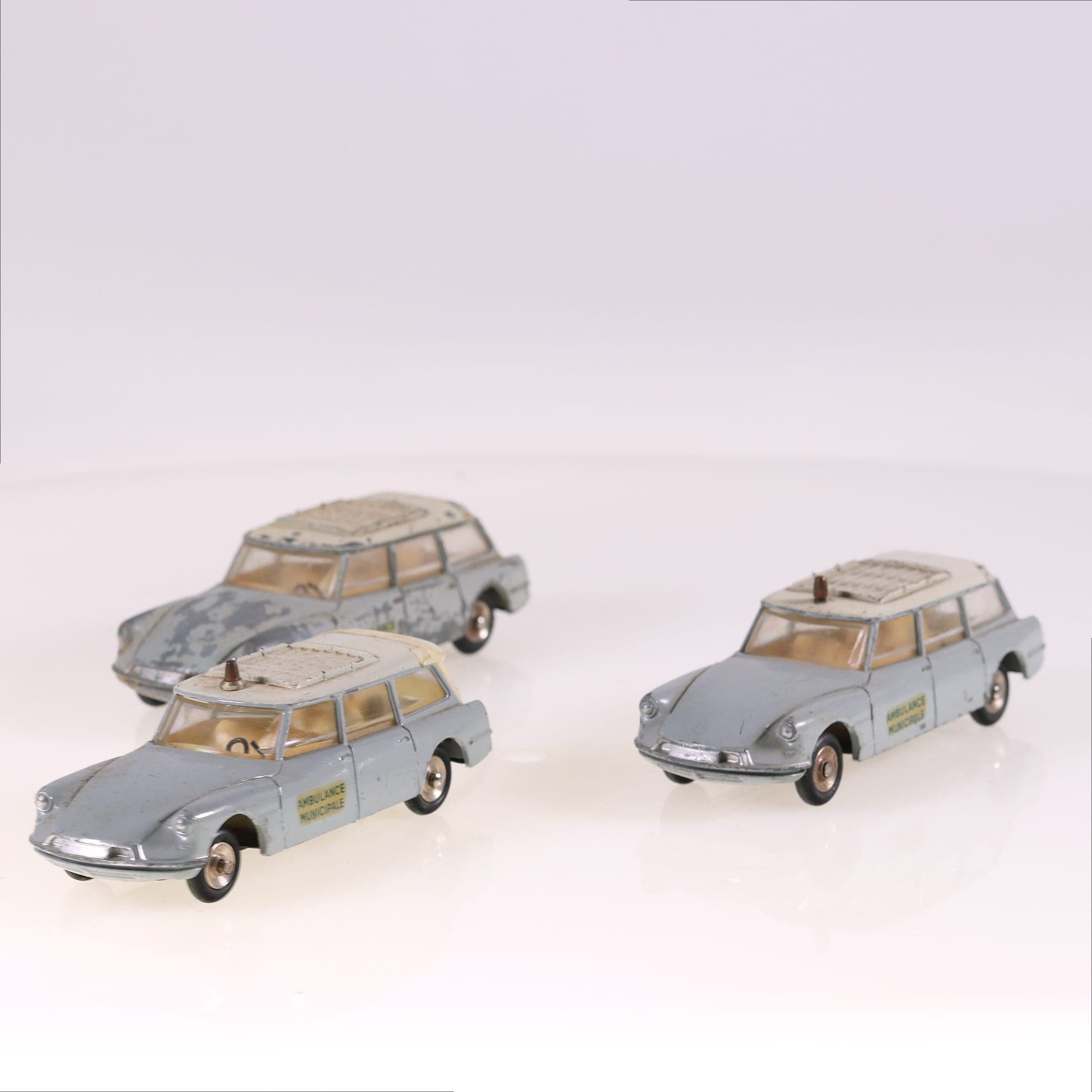 Dinky Toys 556 Citroën Break ID 19 Ambulance Municipale 1/43 Gris Grade B sans b — photo 1