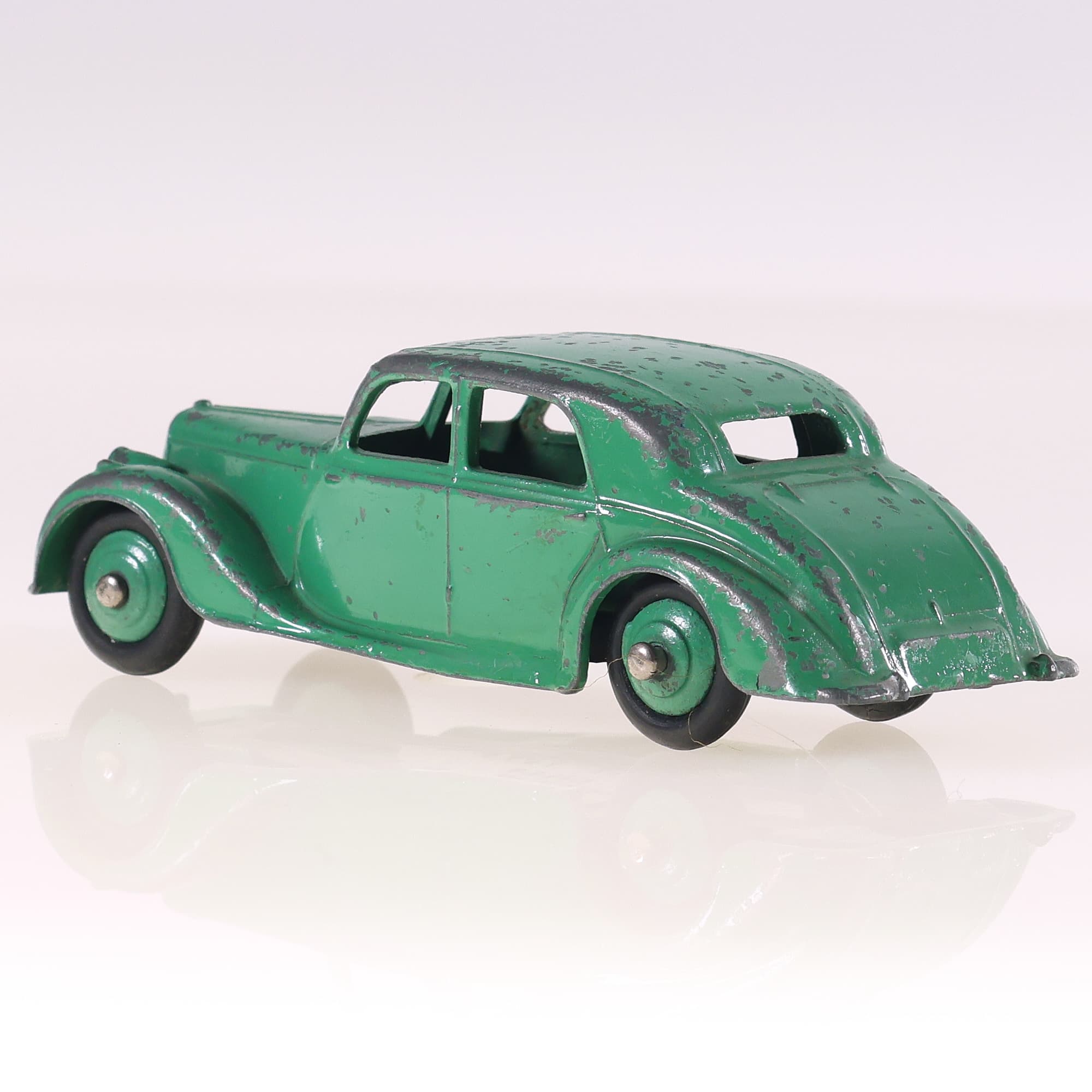 Dinky Toys 40 A Riley saloon 1/43 Vert Grade B sans boîte — miniature 3