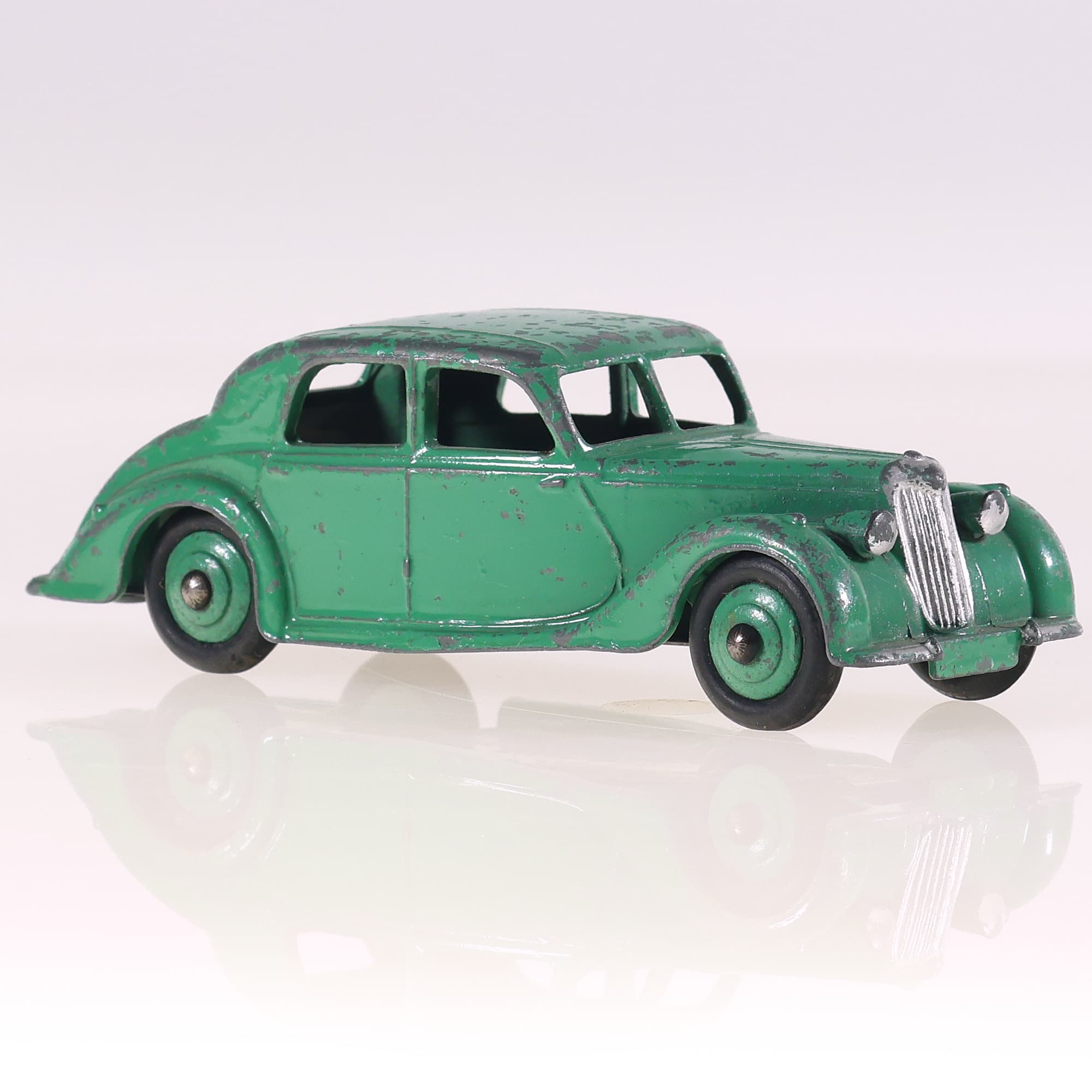 Dinky Toys 40 A Riley saloon 1/43 Vert Grade B sans boîte — miniature 7
