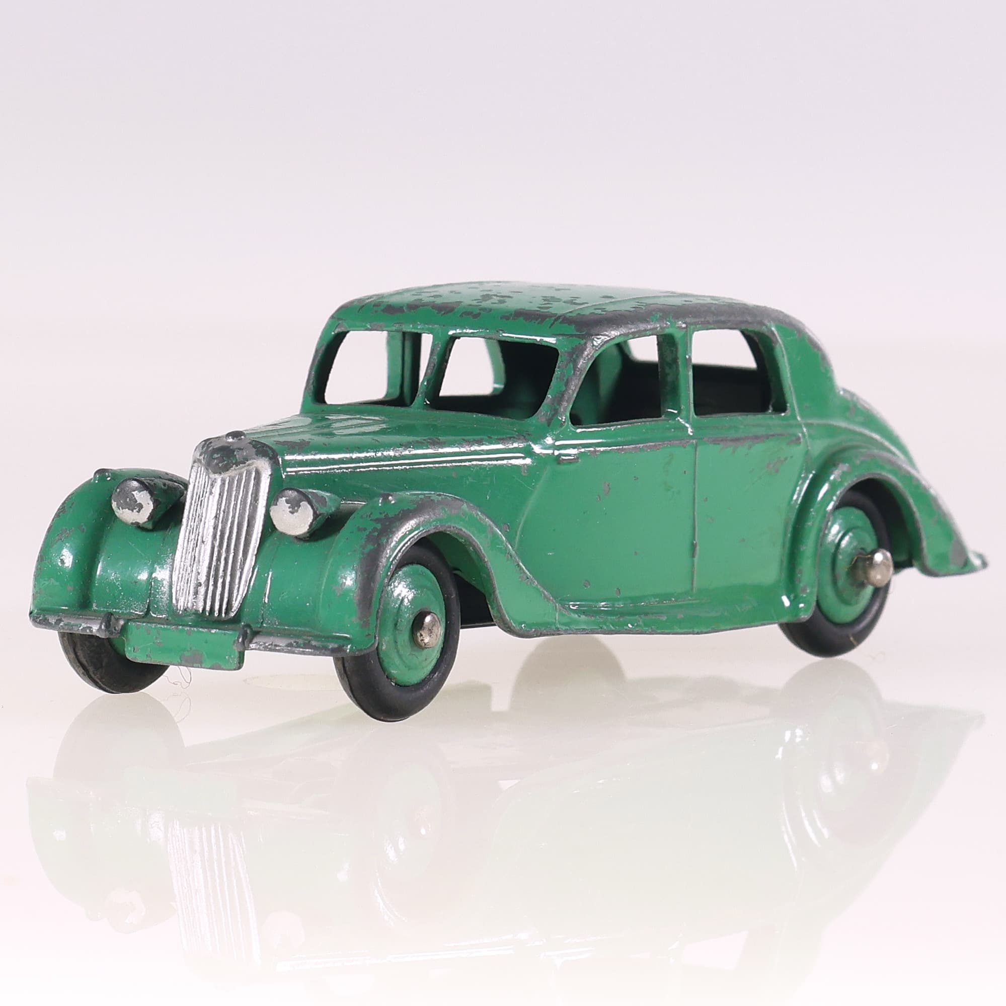 Dinky Toys 40 A Riley saloon 1/43 Vert Grade B sans boîte