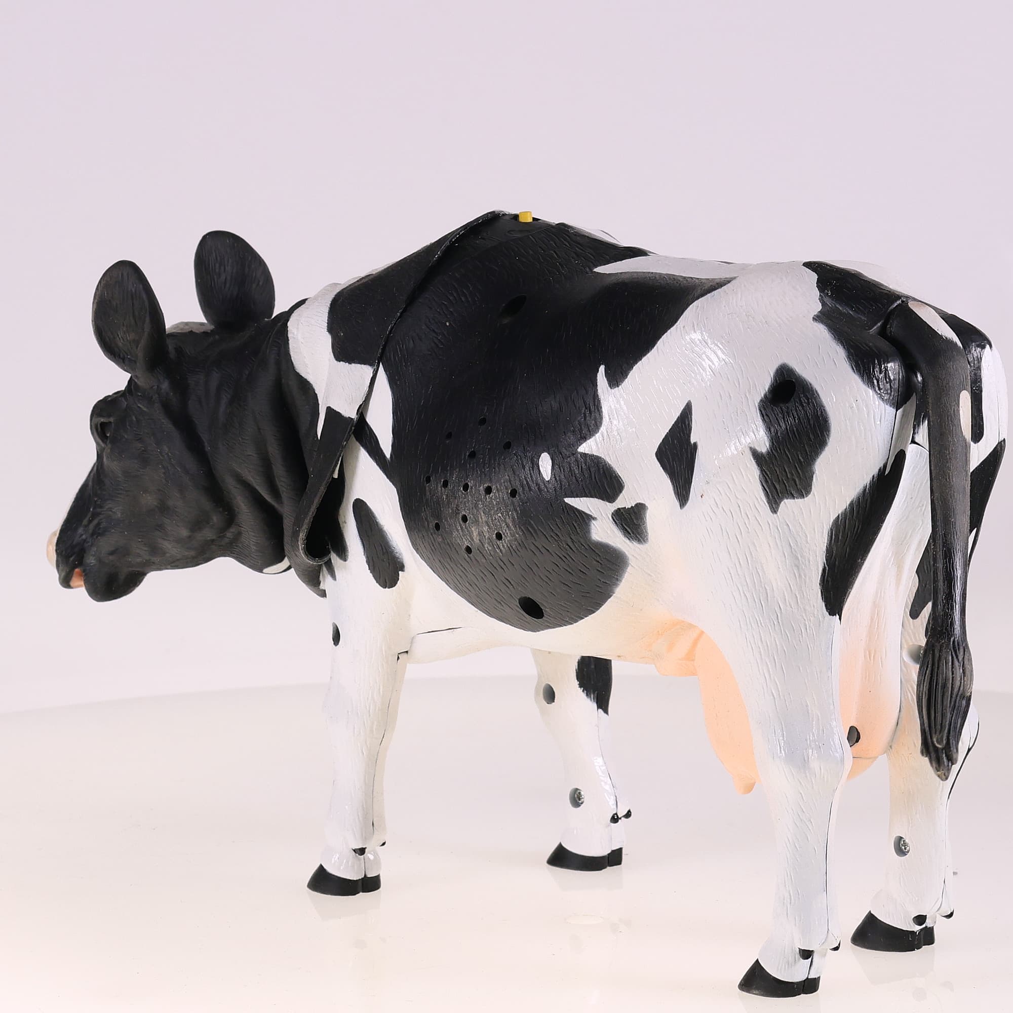 WowWee Animal Tronics - Animals of the Barn Yard the Holstein Cow avec boîte — miniature 3
