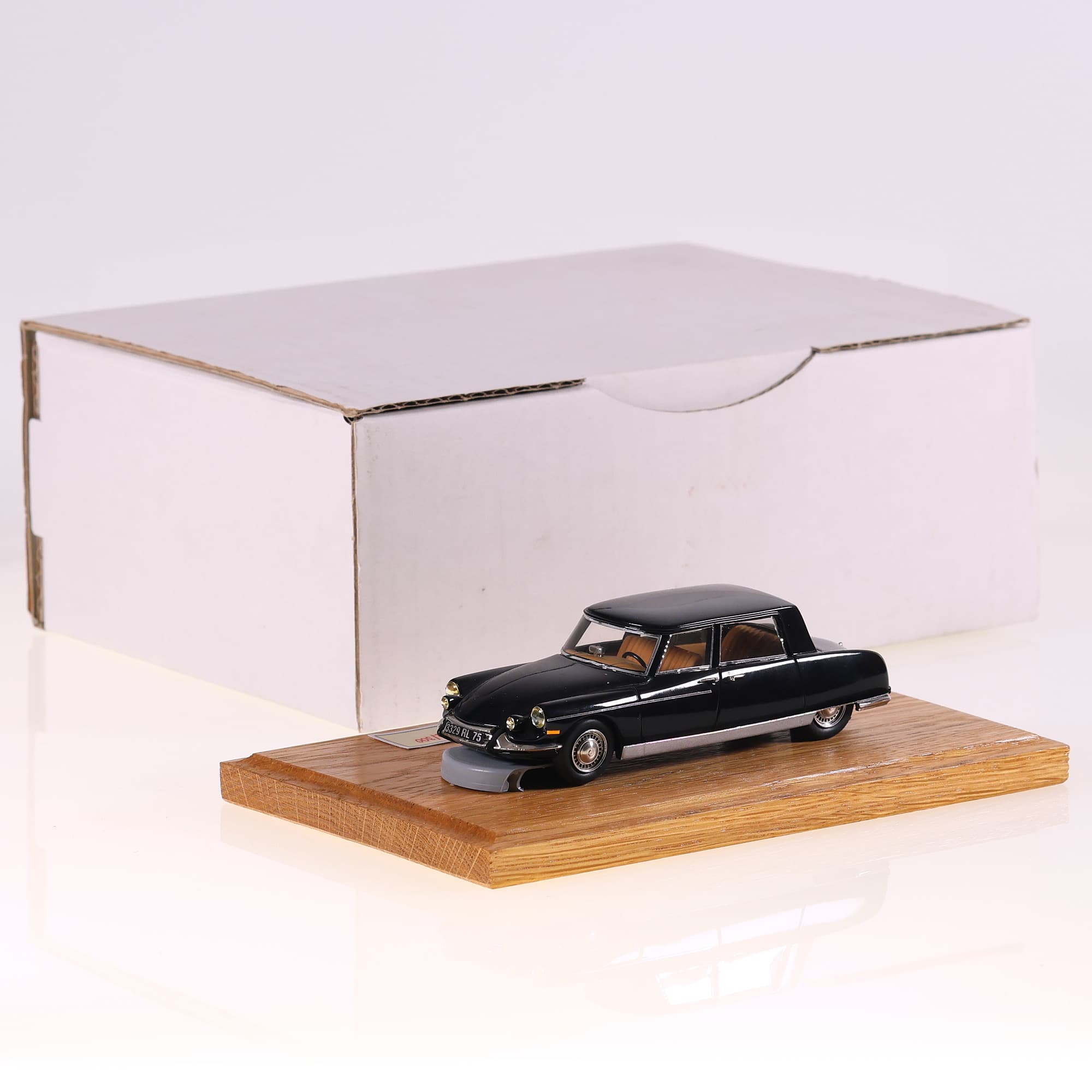Heco Miniatures n° 22/300  Citroën DS Chapron Majesty 1/43 Noir  — photo 1
