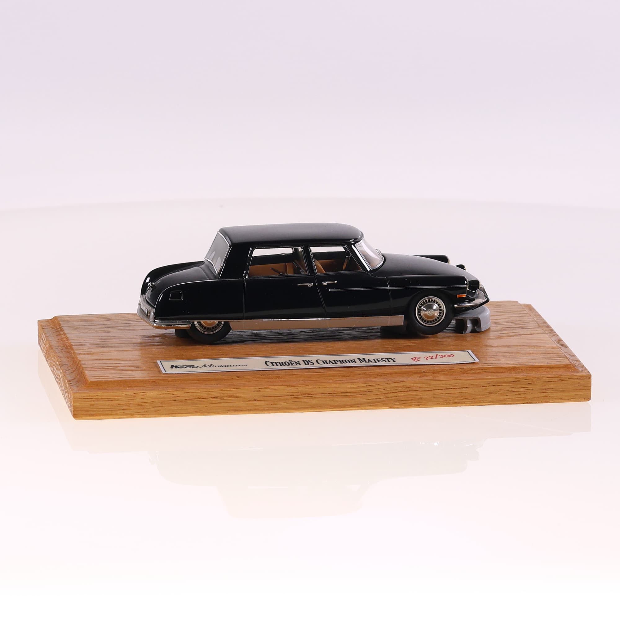 Heco Miniatures n° 22/300  Citroën DS Chapron Majesty 1/43 Noir  — miniature 2