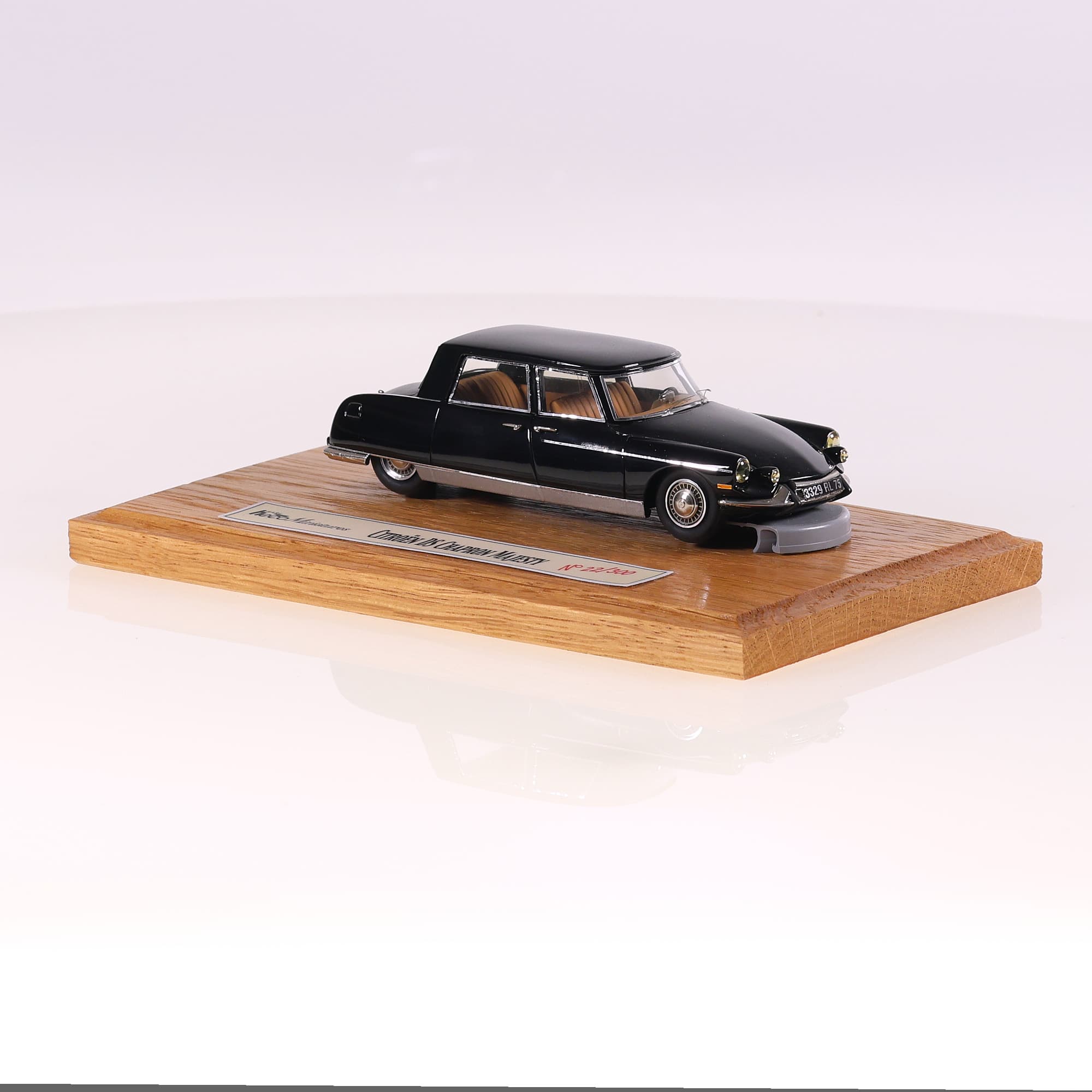 Heco Miniatures n° 22/300  Citroën DS Chapron Majesty 1/43 Noir  — miniature 3