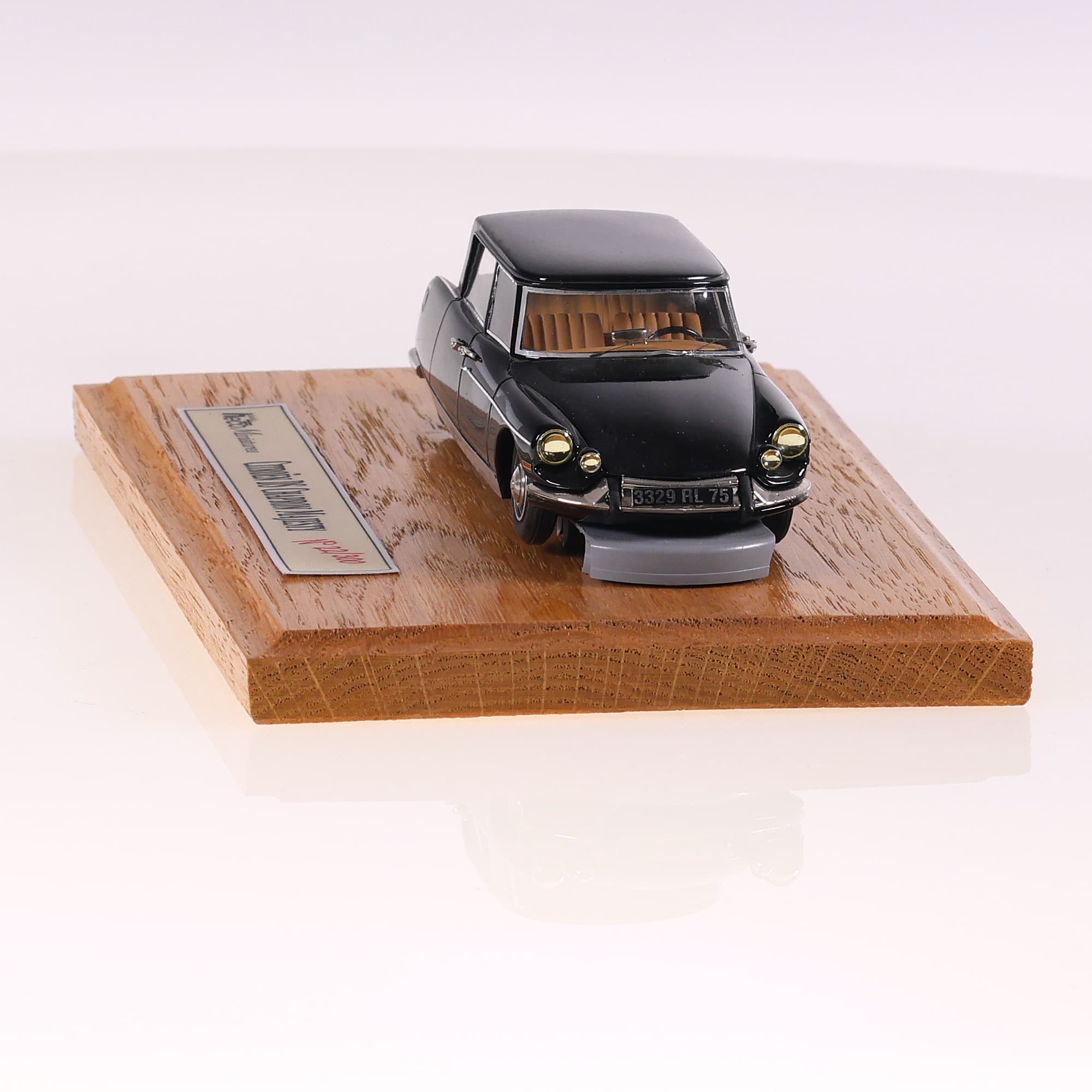 Heco Miniatures n° 22/300  Citroën DS Chapron Majesty 1/43 Noir  — miniature 4