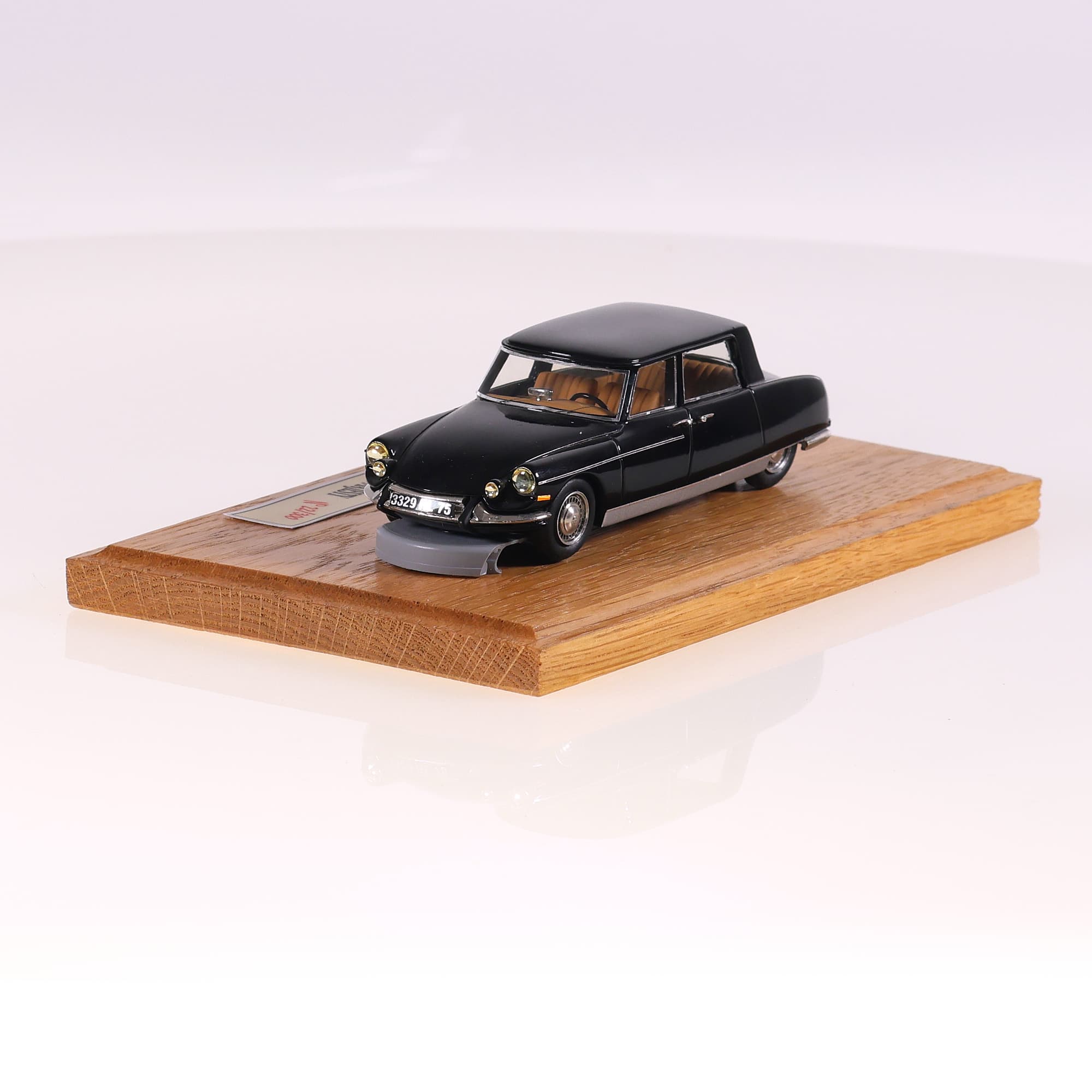 Heco Miniatures n° 22/300  Citroën DS Chapron Majesty 1/43 Noir  — miniature 5