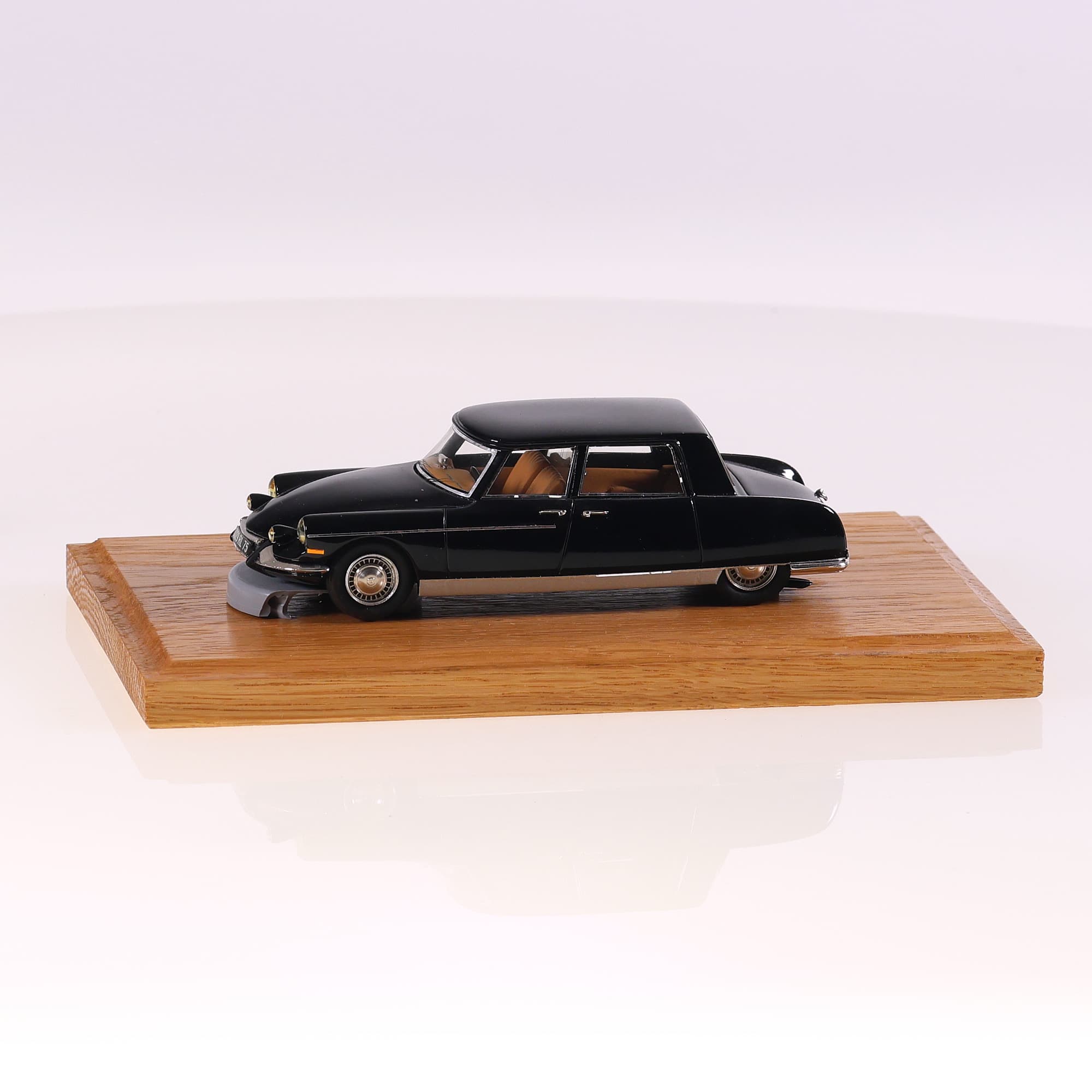 Heco Miniatures n° 22/300  Citroën DS Chapron Majesty 1/43 Noir  — miniature 6