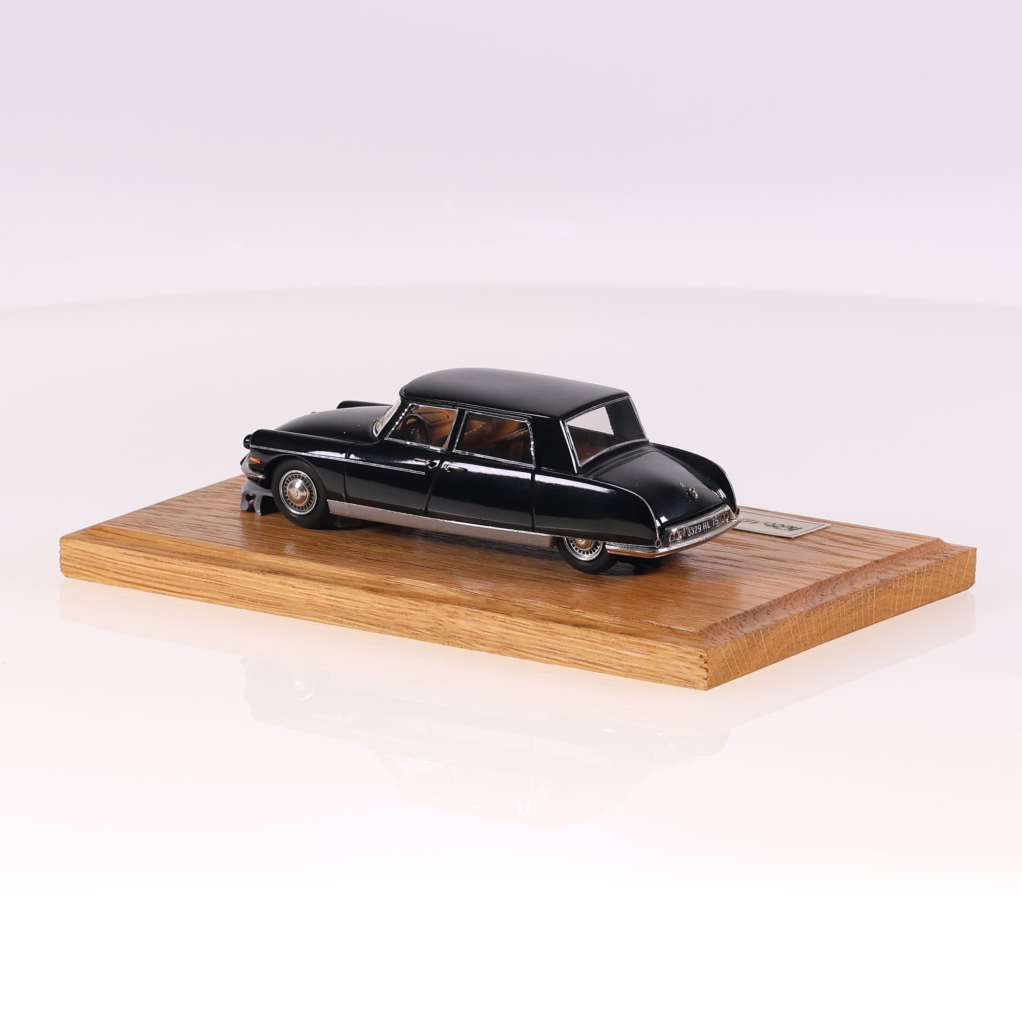 Heco Miniatures n° 22/300  Citroën DS Chapron Majesty 1/43 Noir  — miniature 7