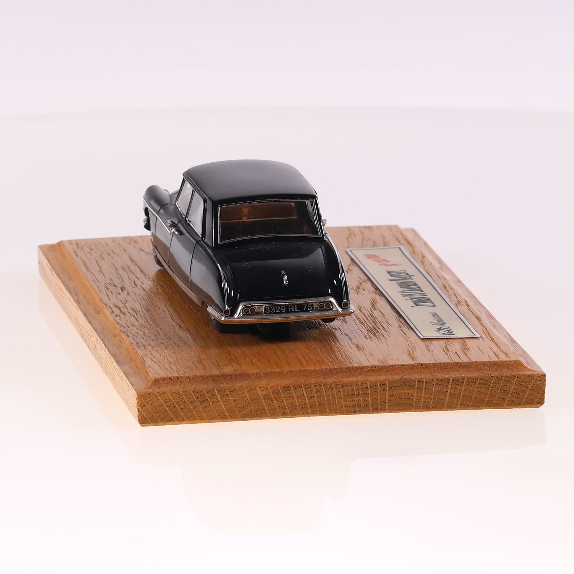 Heco Miniatures n° 22/300  Citroën DS Chapron Majesty 1/43 Noir  — miniature 8