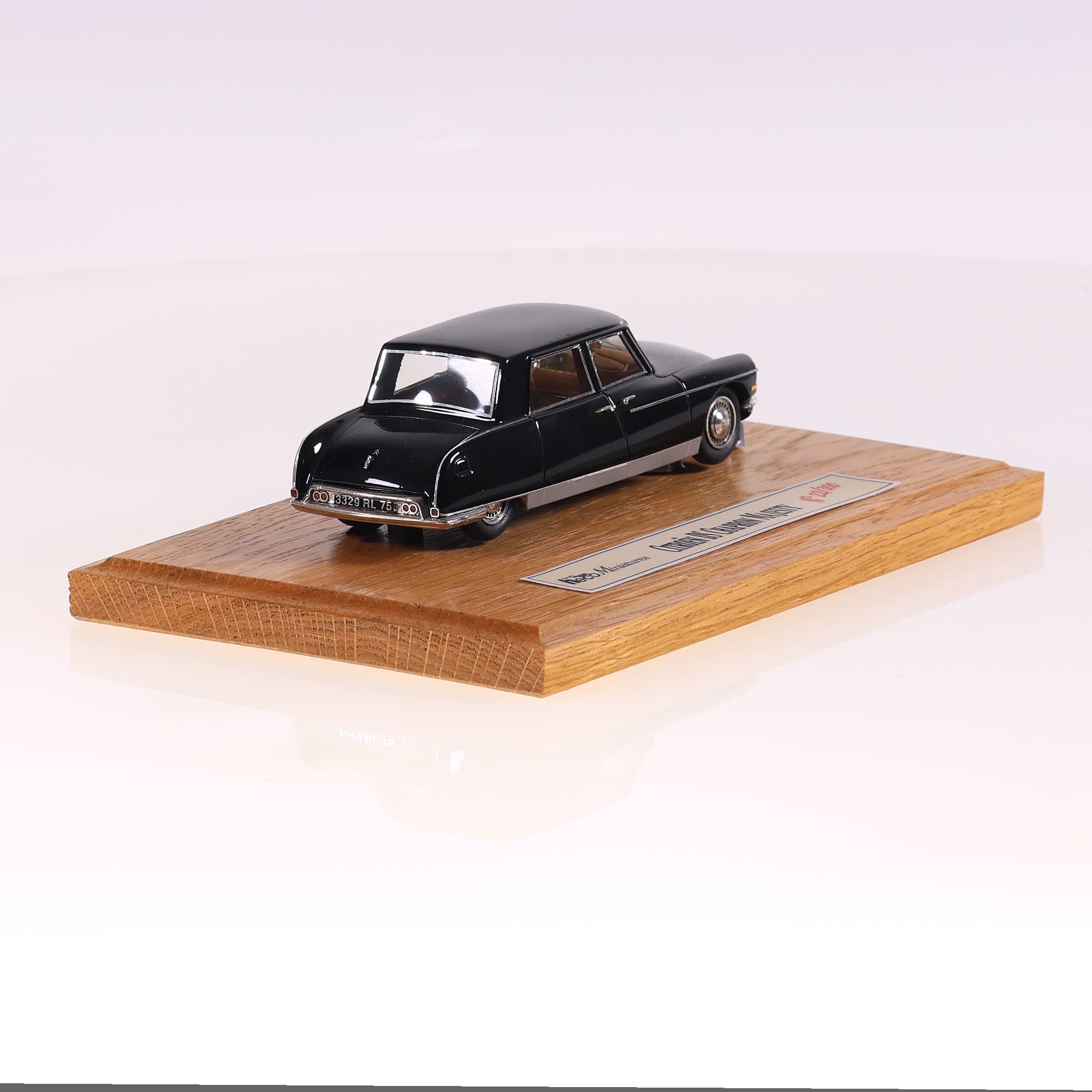 Heco Miniatures n° 22/300  Citroën DS Chapron Majesty 1/43 Noir  — miniature 9