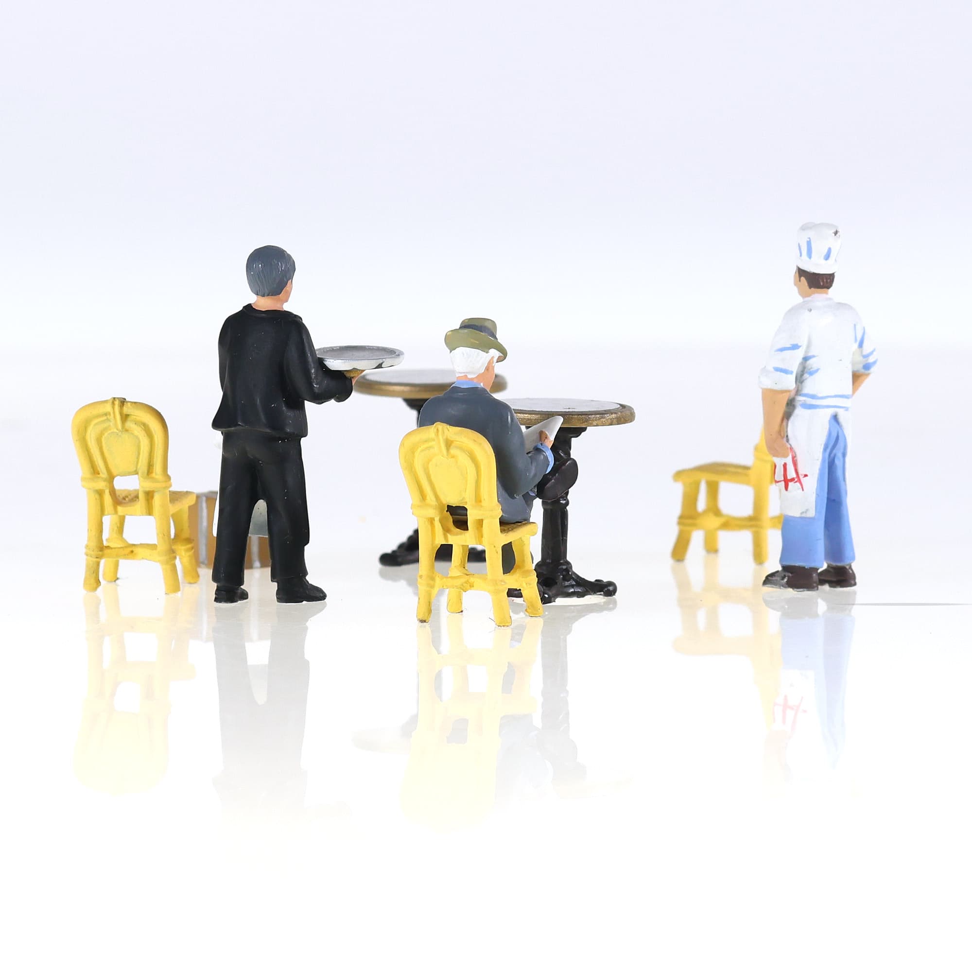 lot de figurines restaurant en métal 1/50 environ cuisinier serveur tables — miniature 3