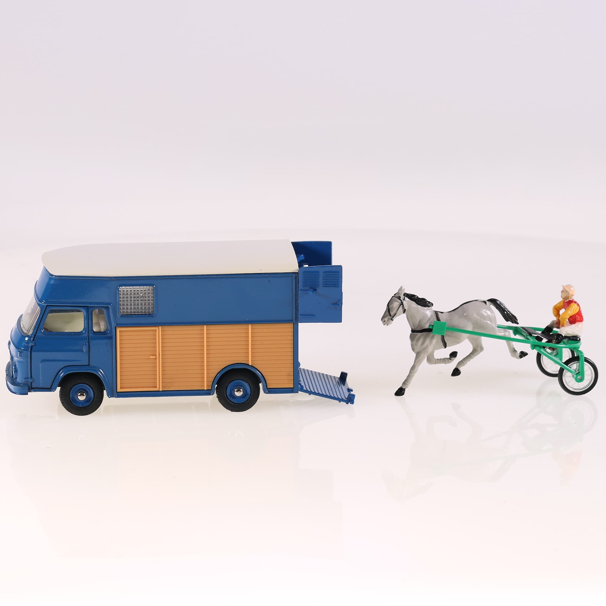 Dinky Toys 571 Saviem Transport de Chevaux de Courses avec Driver Sulky Cheval — miniature 3