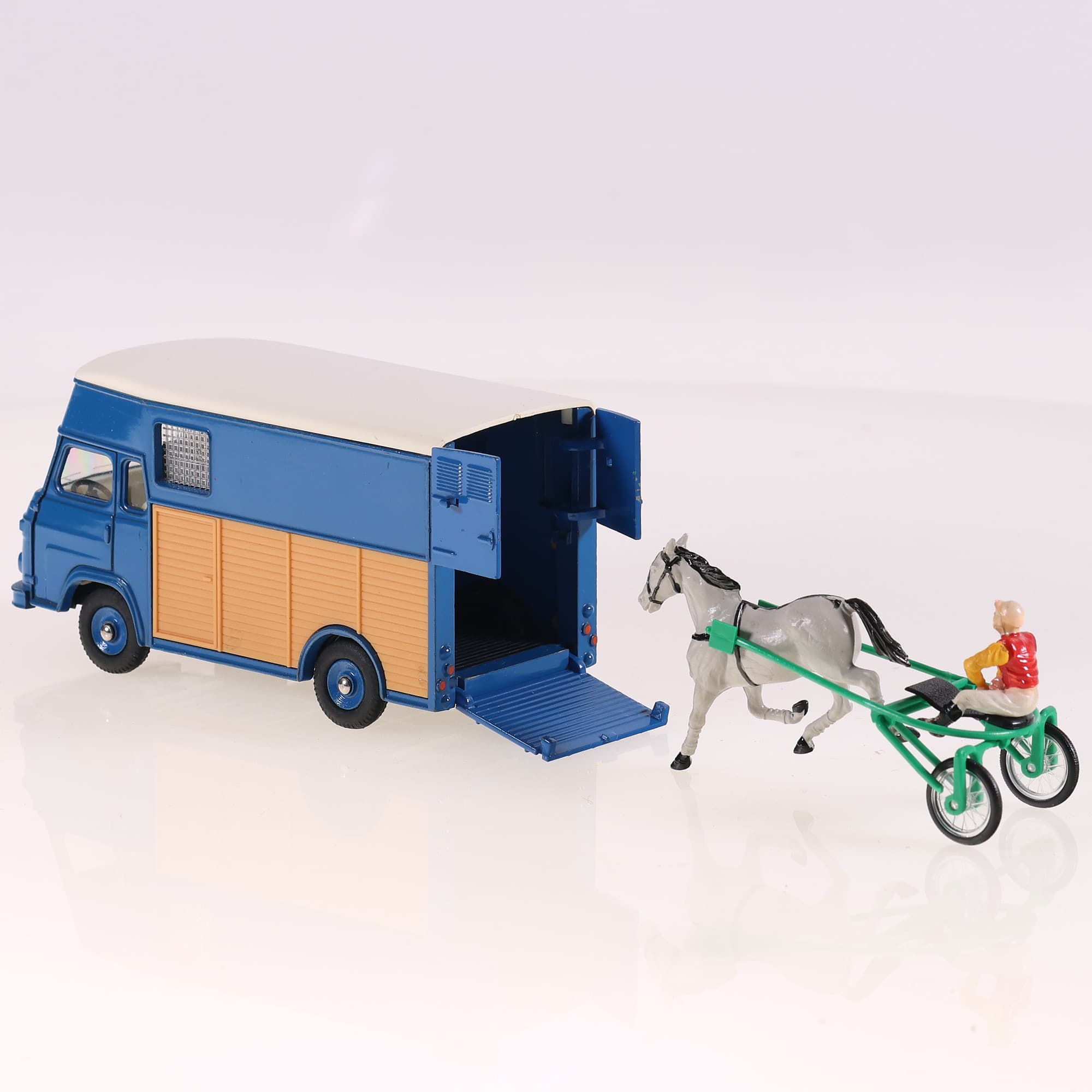 Dinky Toys 571 Saviem Transport de Chevaux de Courses avec Driver Sulky Cheval — miniature 4