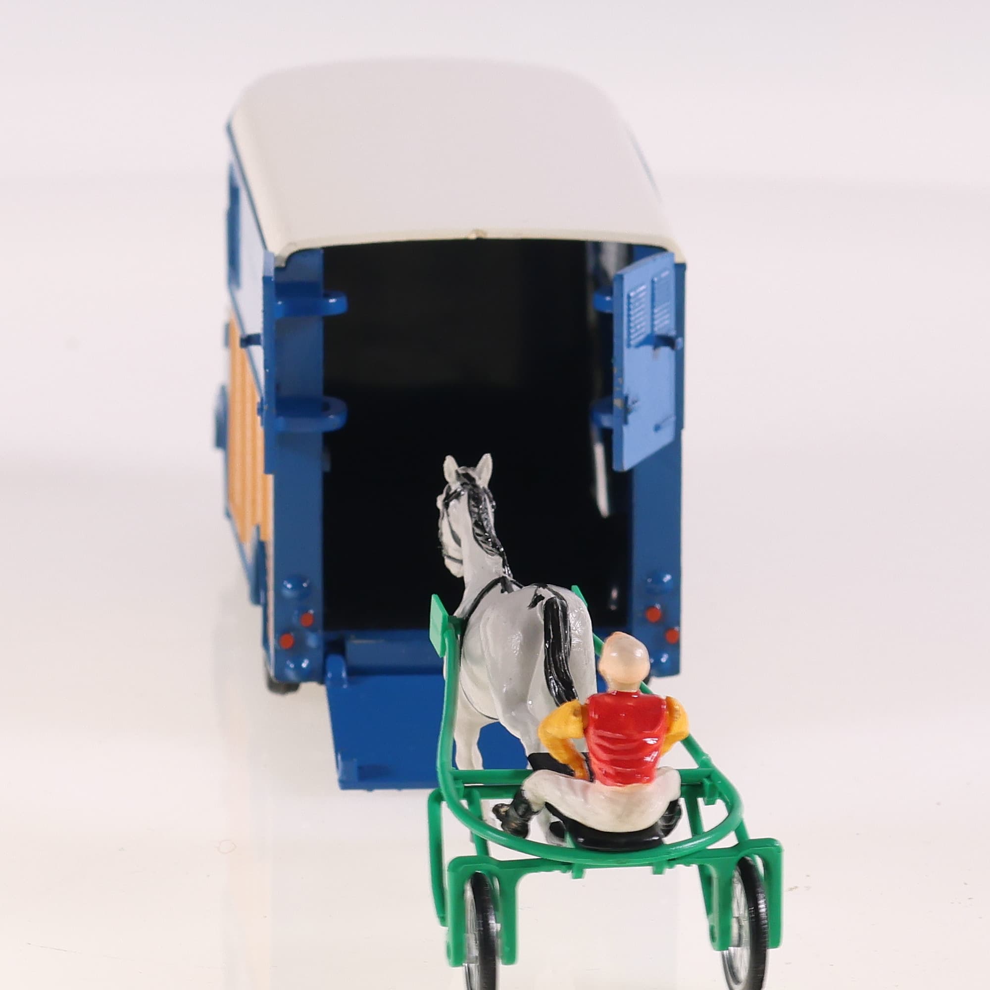 Dinky Toys 571 Saviem Transport de Chevaux de Courses avec Driver Sulky Cheval — miniature 5
