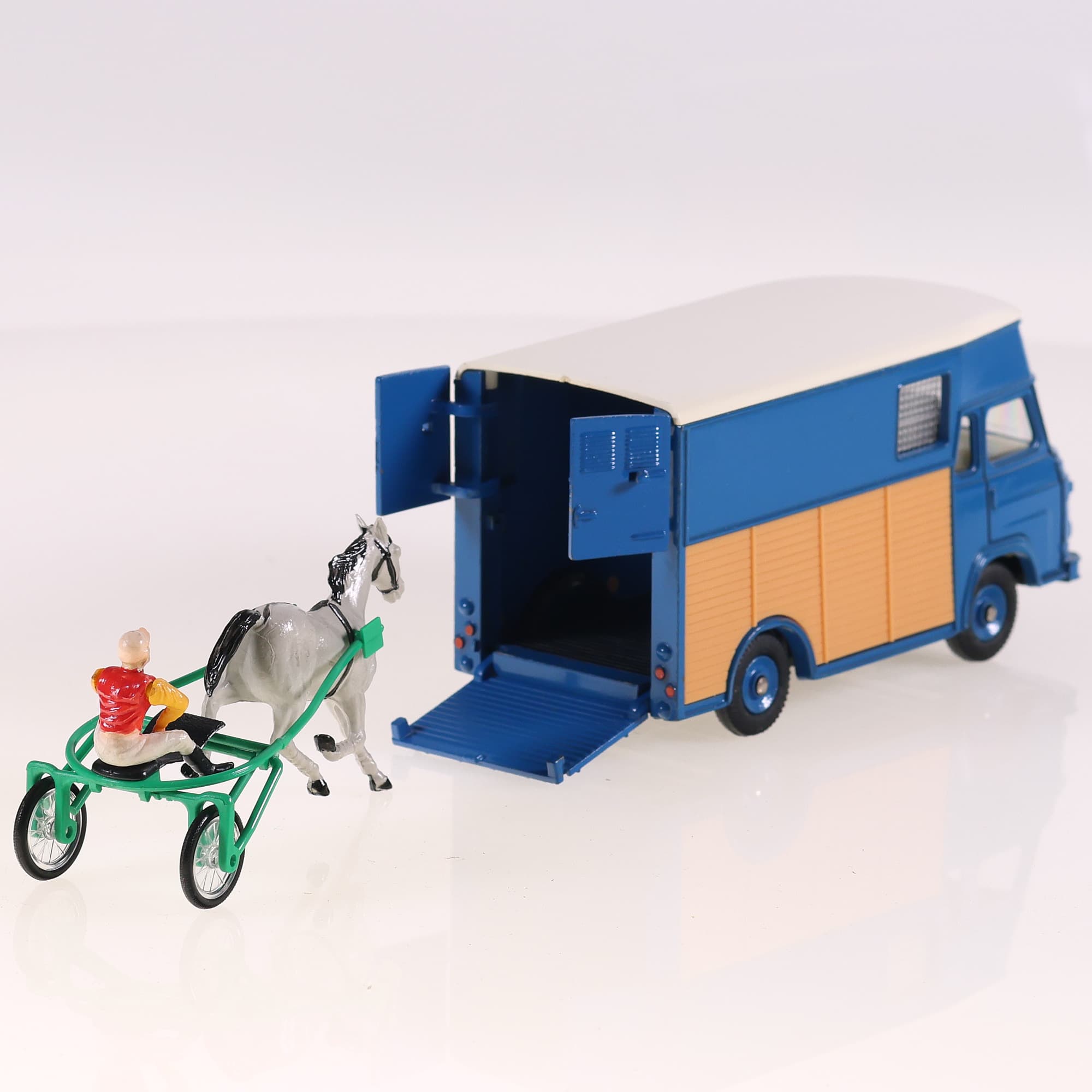 Dinky Toys 571 Saviem Transport de Chevaux de Courses avec Driver Sulky Cheval — miniature 6