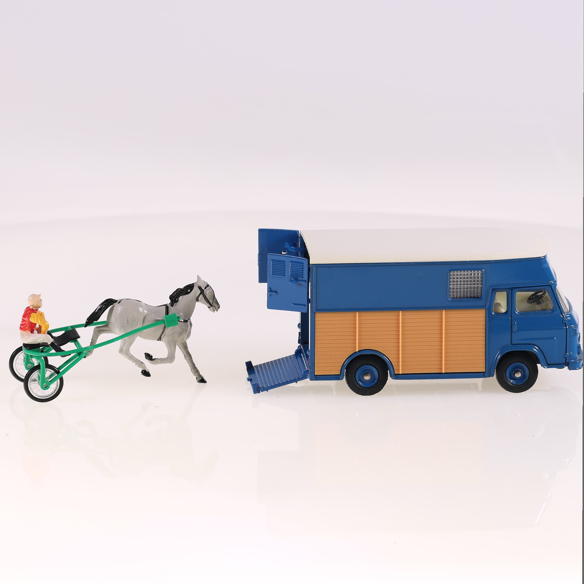 Dinky Toys 571 Saviem Transport de Chevaux de Courses avec Driver Sulky Cheval — miniature 7