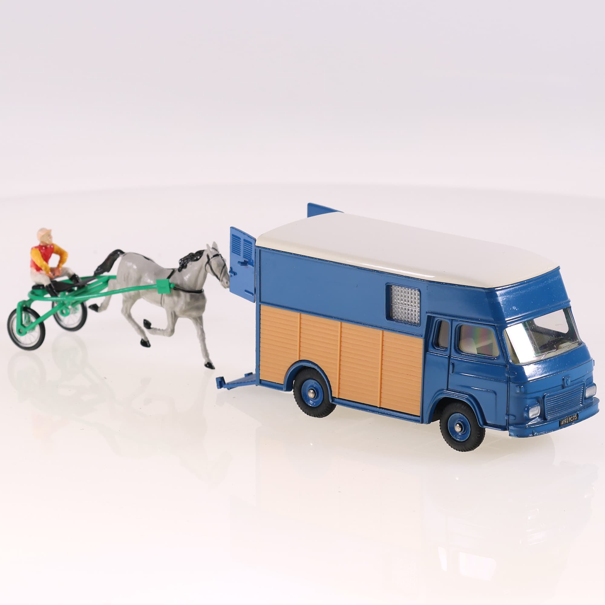 Dinky Toys 571 Saviem Transport de Chevaux de Courses avec Driver Sulky Cheval — miniature 8