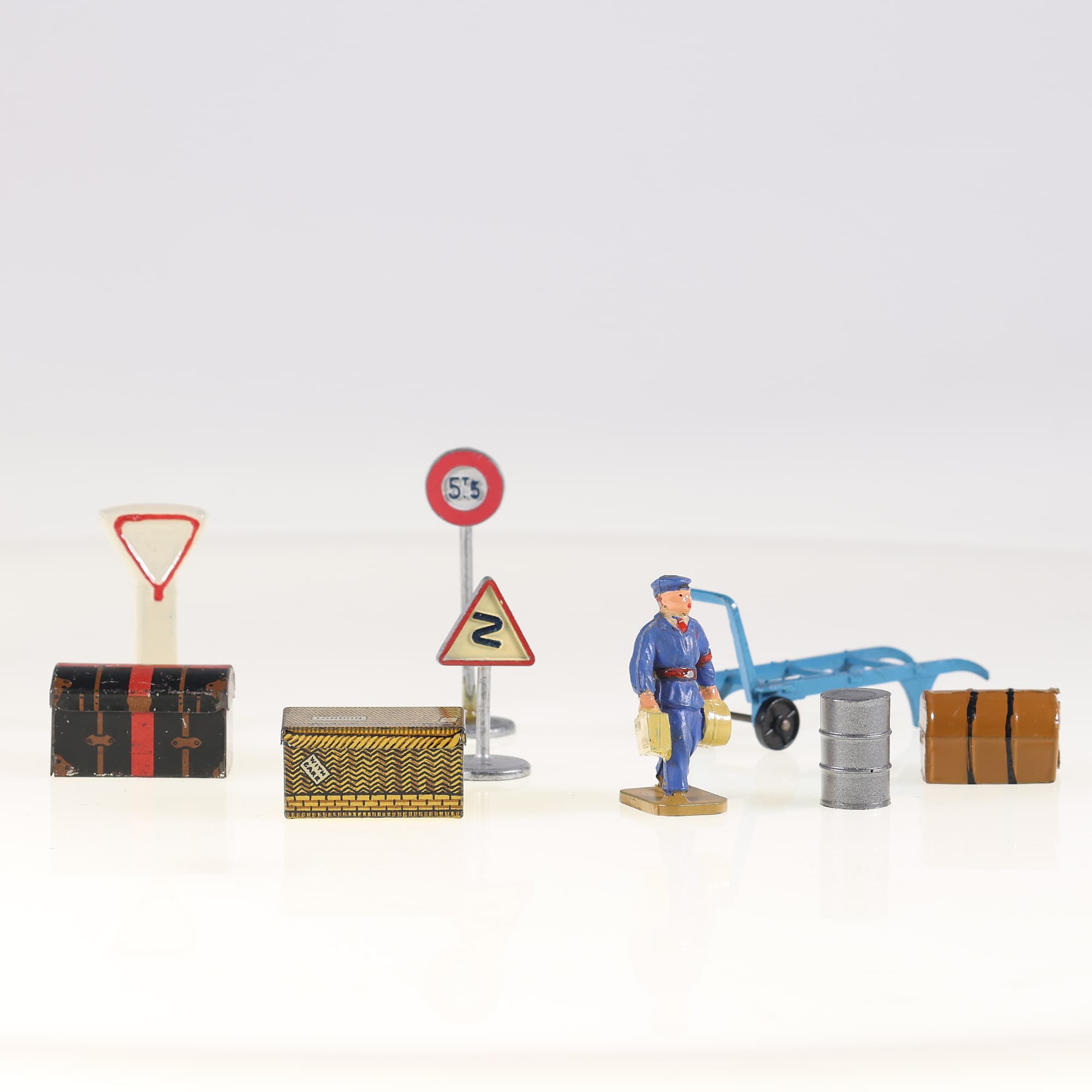 Accessoires miniatures (signalisation, bagages, diable, fûts) Grade B sans boîte