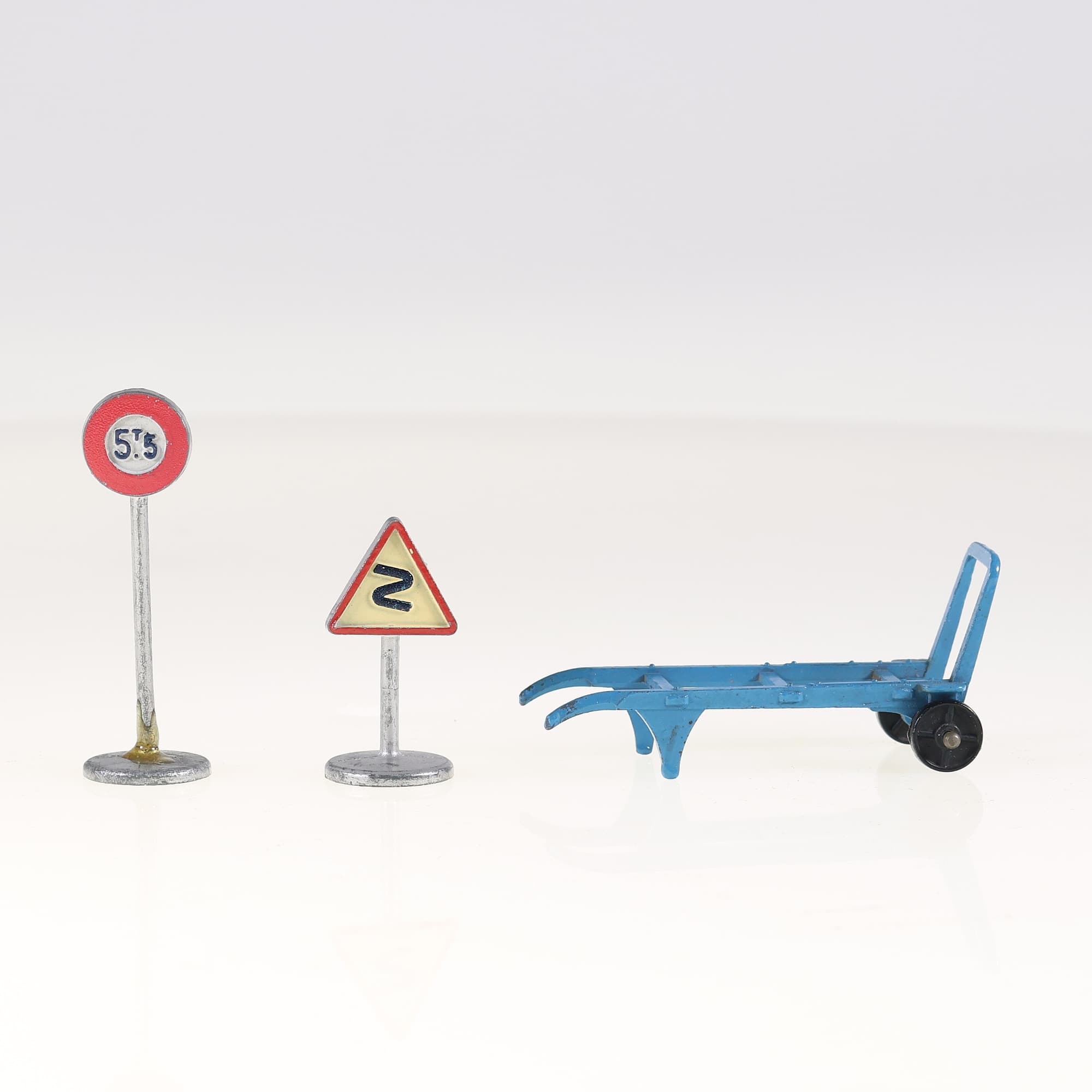 Accessoires miniatures (signalisation, bagages, diable, fûts) Grade B sans boîte — miniature 3
