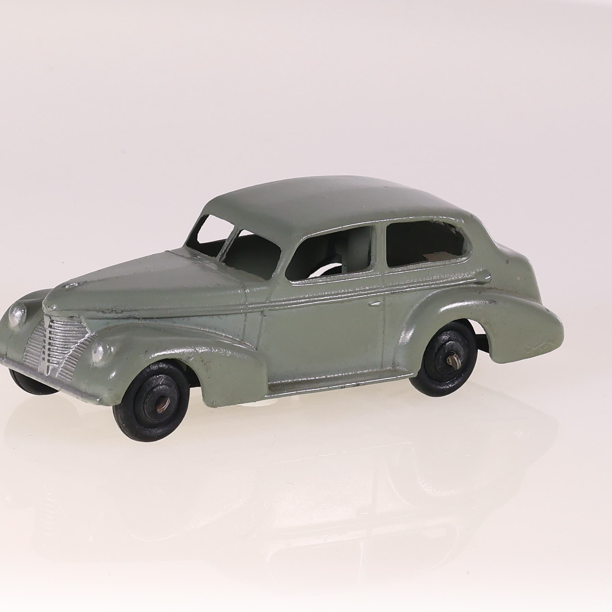 Dinky Toys 39B Oldsmobile six sedan 1/43 Vert sans boîte
