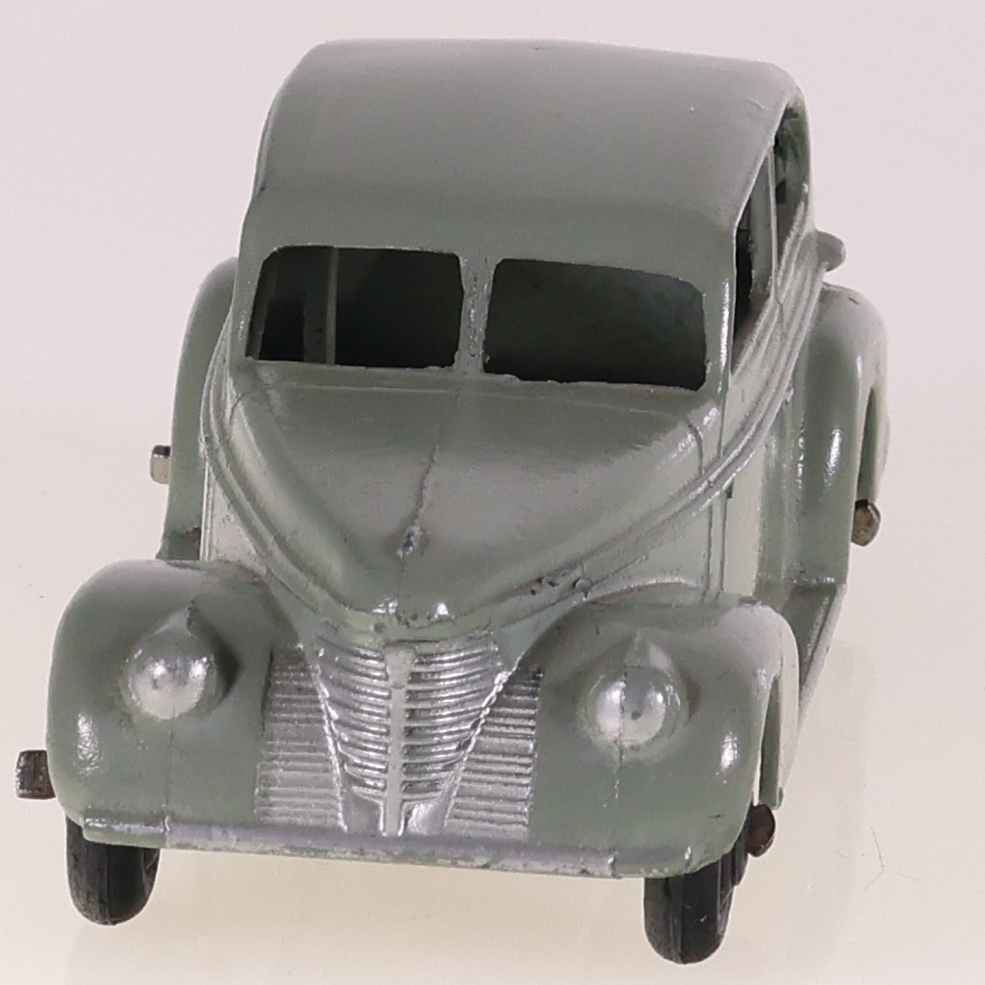 Dinky Toys 39B Oldsmobile six sedan 1/43 Vert sans boîte — miniature 8