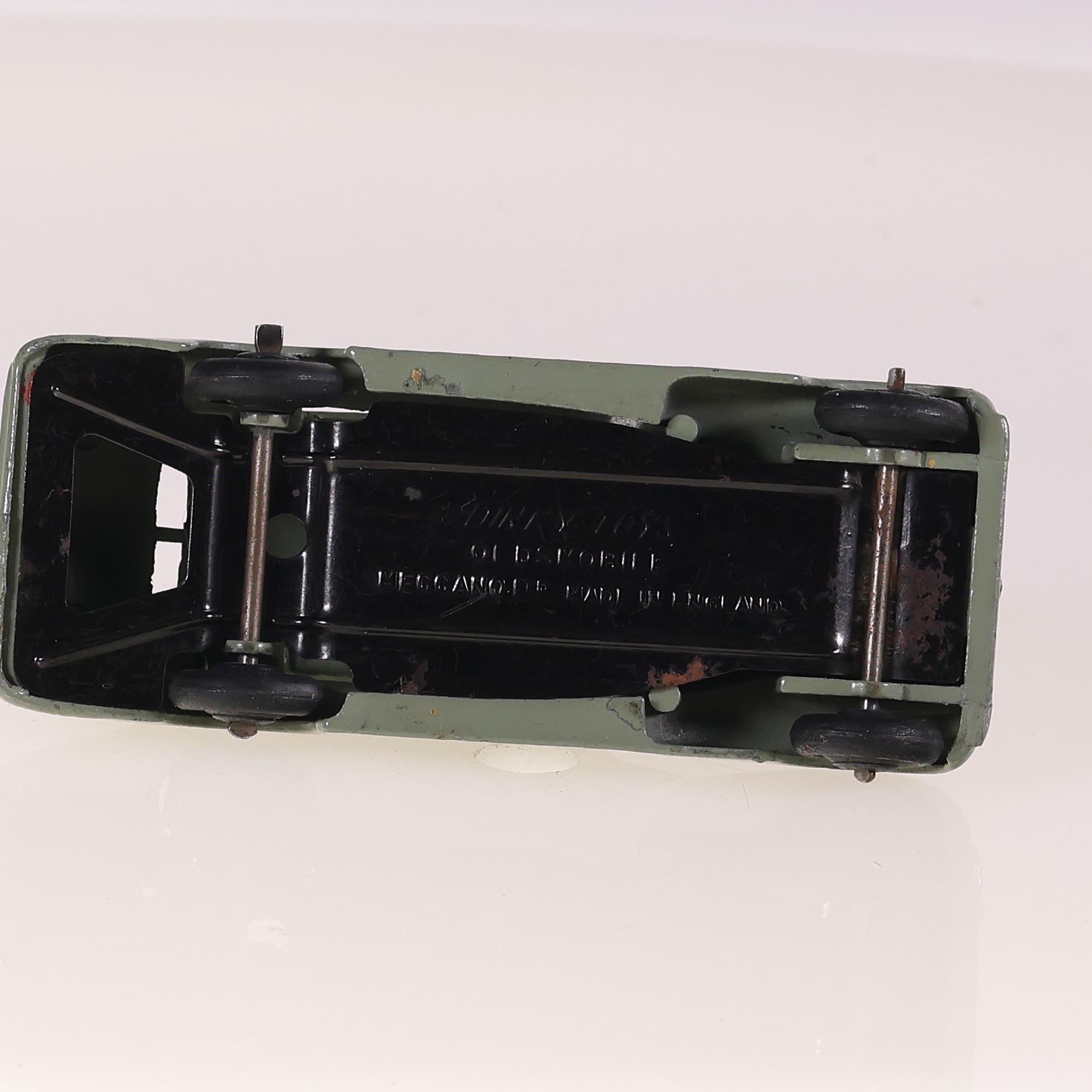 Dinky Toys 39B Oldsmobile six sedan 1/43 Vert sans boîte — miniature 9