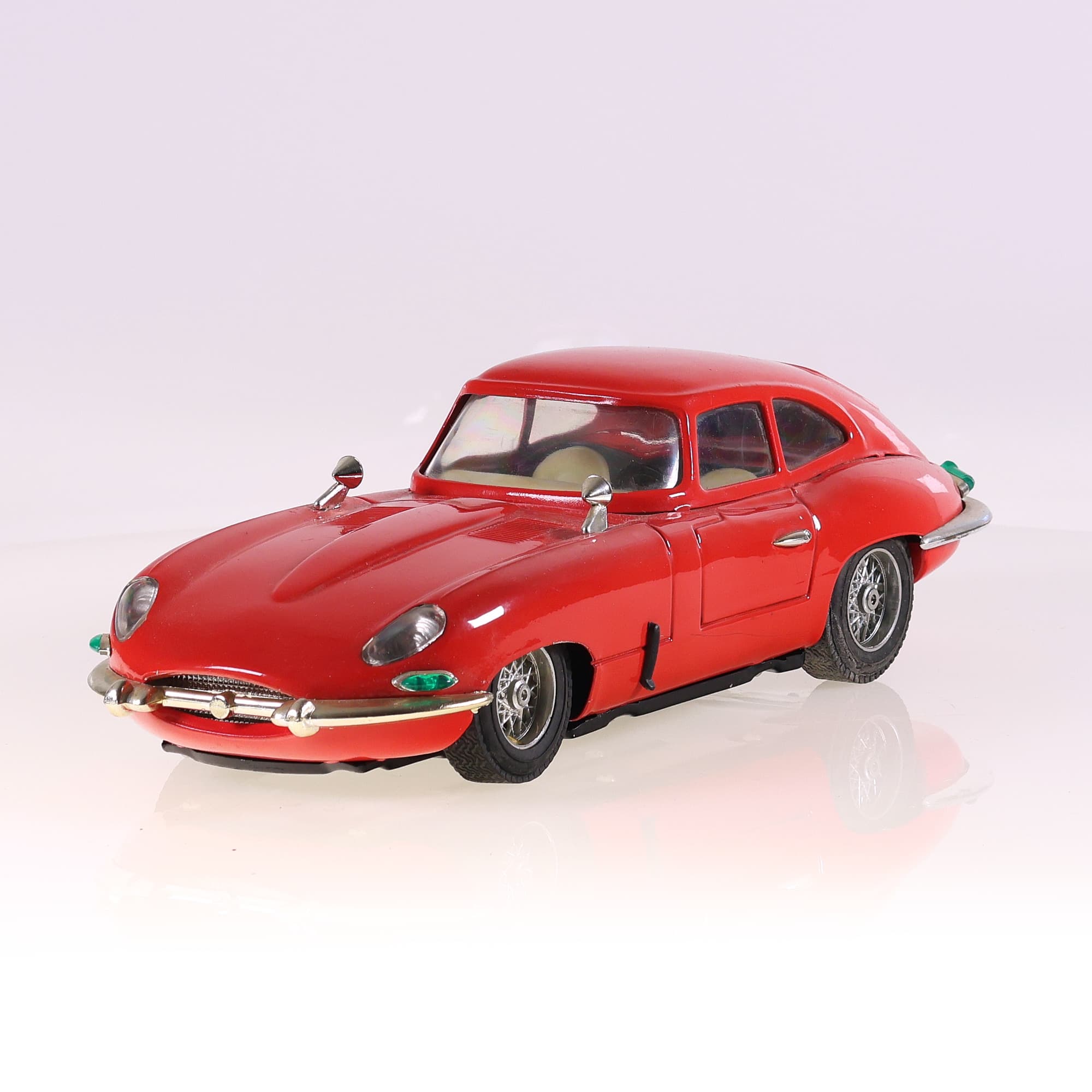 MF 342 Jaguar Type E 30 cm friction en métal Rouge sans boîte