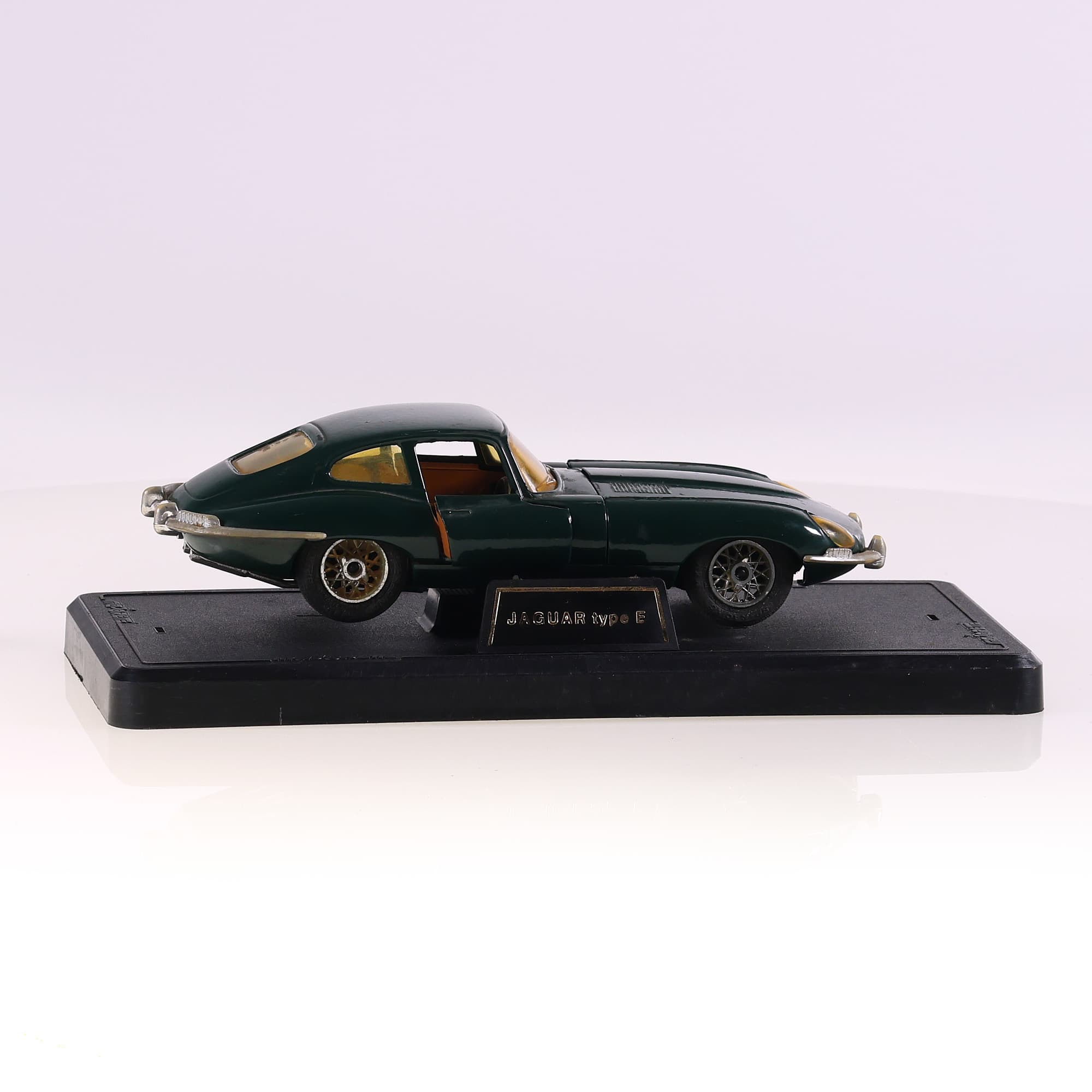 Majorette 4102 Jaguar type E 1/24 Vert avec boîte — miniature 6