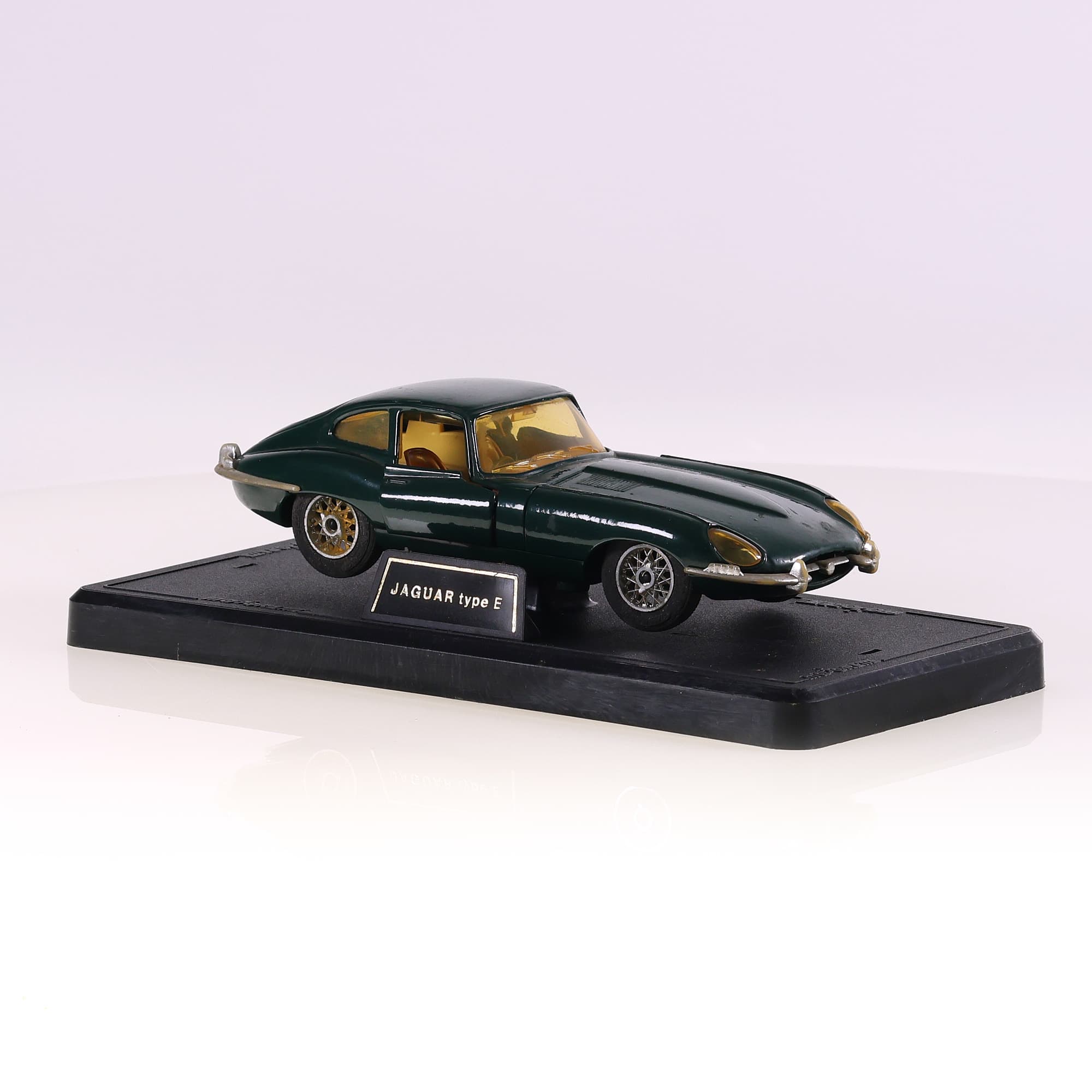Majorette 4102 Jaguar type E 1/24 Vert avec boîte — miniature 7